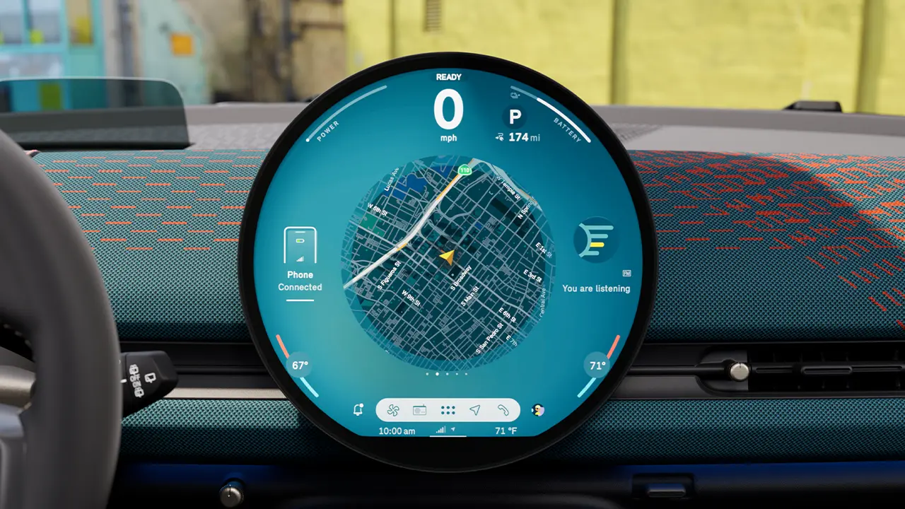 Detaljbild som visar instrumentpanelens display i ljusblått med aktiverad navigationskarta