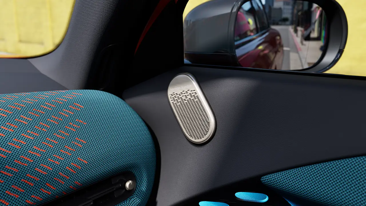 Detaljbild på Harman Kardon-högtalare i helt elektriska MINI Aceman