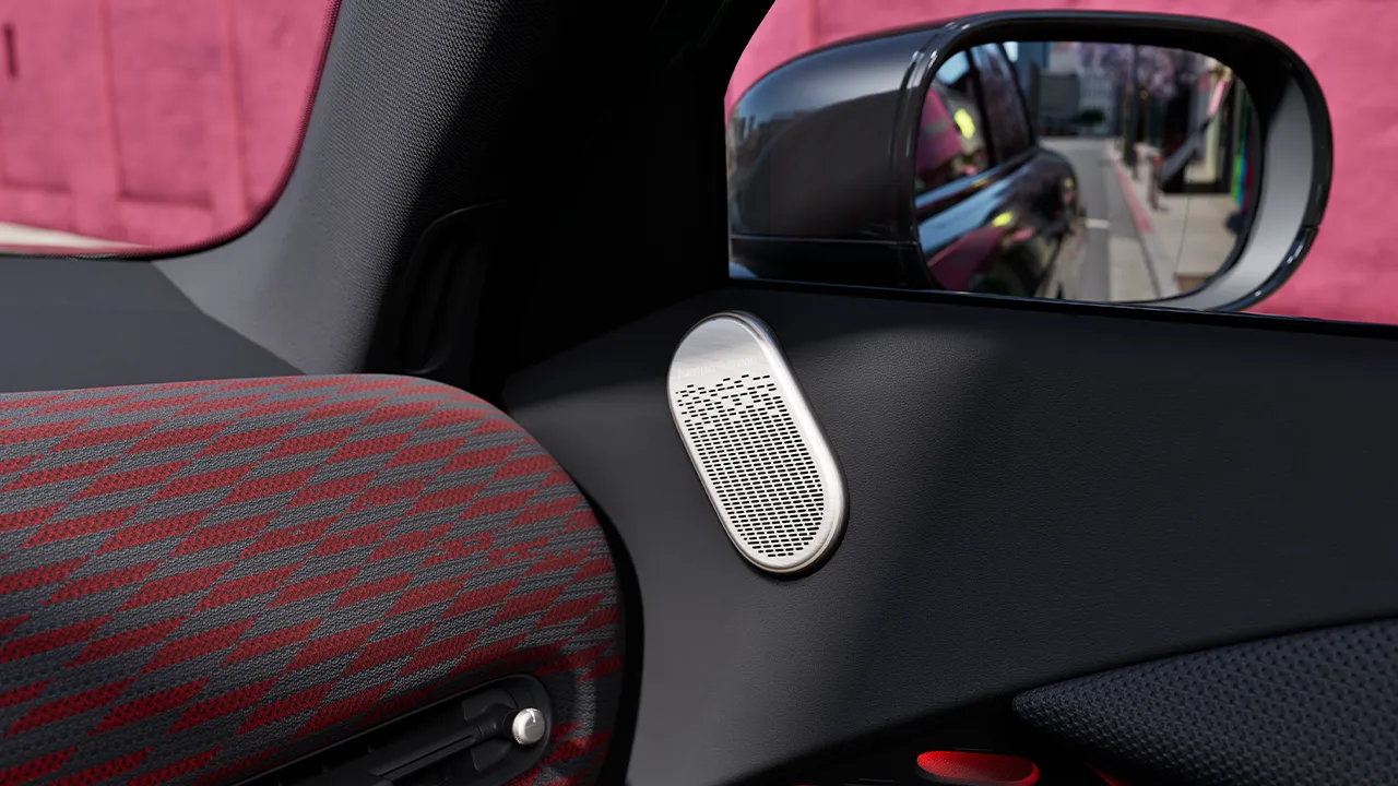 Detaljbild på Harman Kardon-högtalare i helt elektriska MINI Aceman
