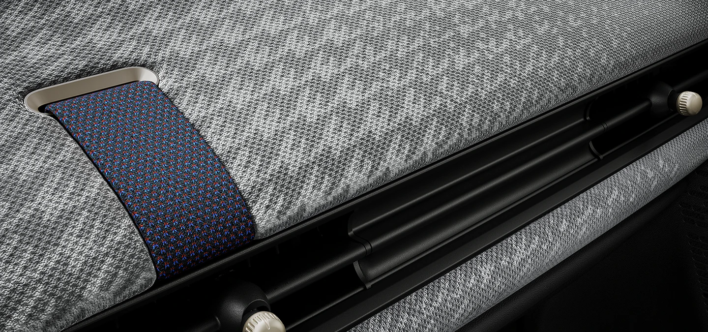 Närbild av den 2D-stickade instrumentpanelen i en MINI Cooper.