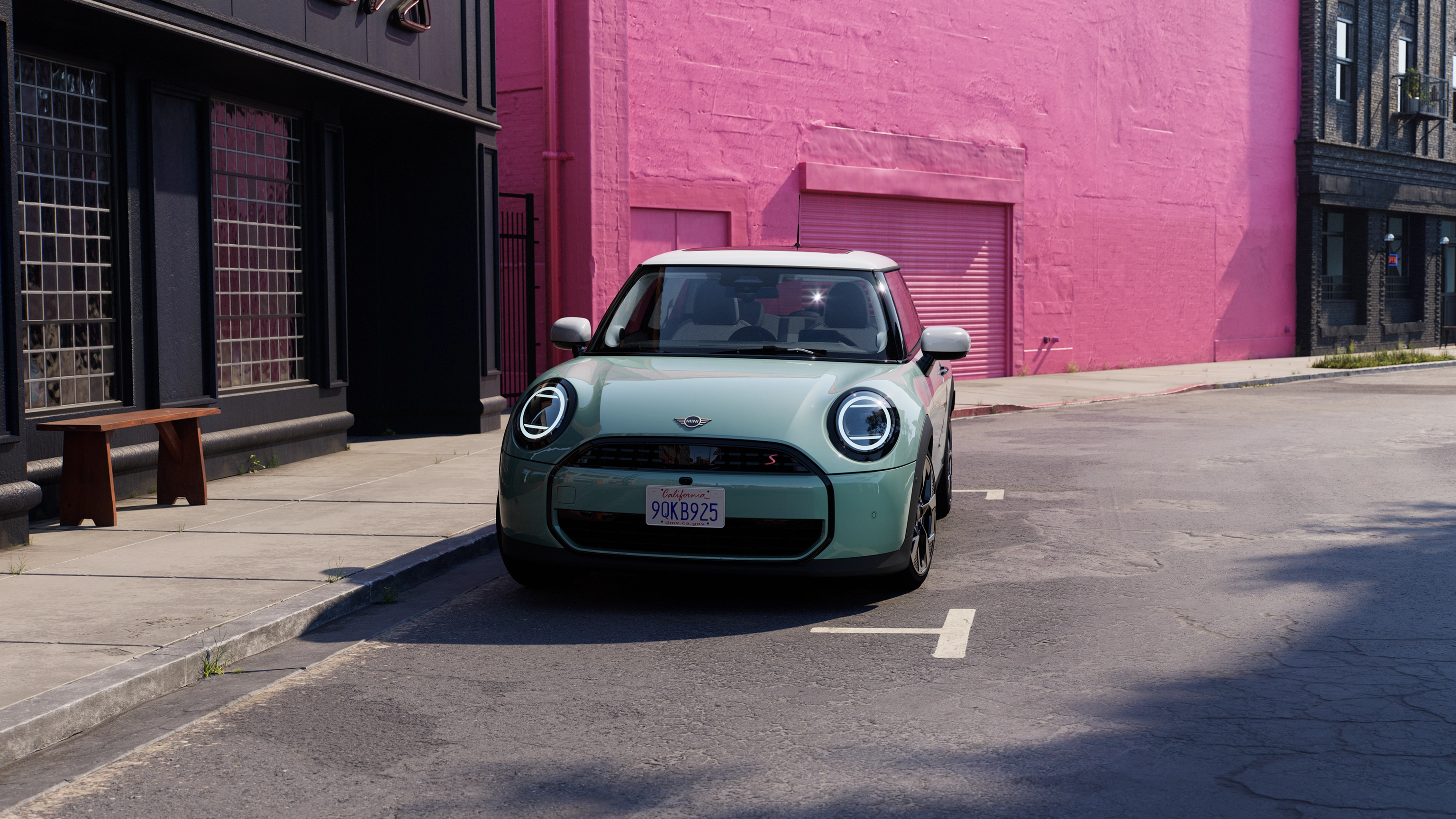 Vy framifrån av en MINI Cooper i Ocean Wave Green och vitt tak som står parkerad på en gata med en rosa vägg i bakgrundenVy framifrån av en MINI Cooper i Ocean Wave Green och vitt tak som står parkerad på en gata med en rosa vägg i bakgrundenVy framifrån av en MINI Cooper i Ocean Wave Green och vitt tak som står parkerad på en gata med en rosa vägg i bakgrunden