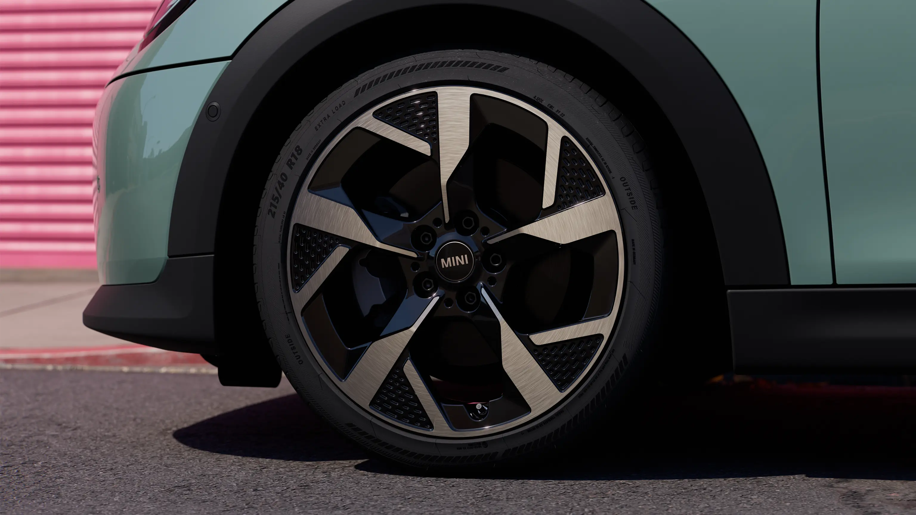 Vy av en roterande Slide Spoke-fälg på en MINI Cooper