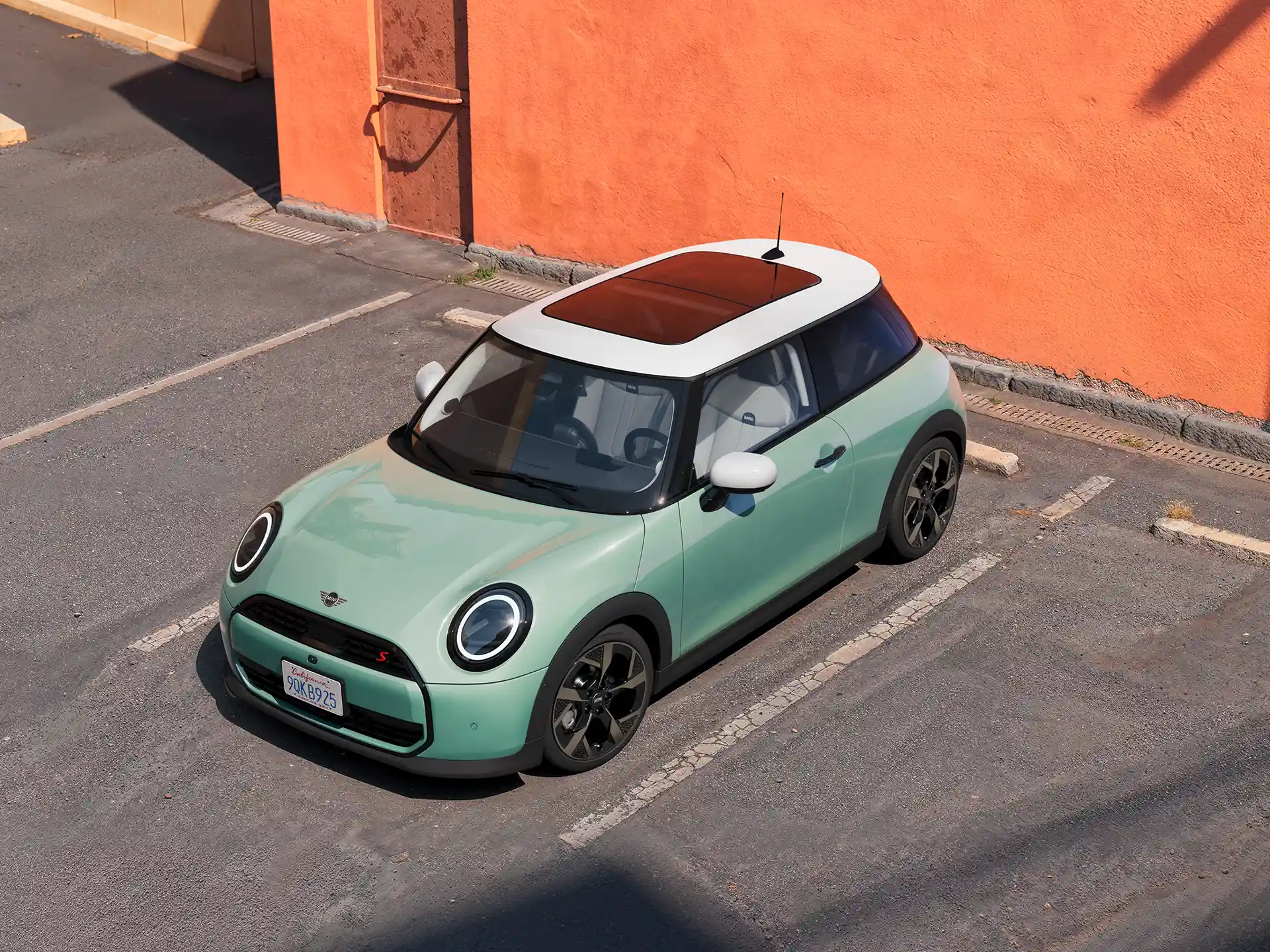 Video som visar interiör och exteriör för en MINI Cooper i detalj. Kameran panorerar över instrumentpanelen och lyfter fram designdetaljer.