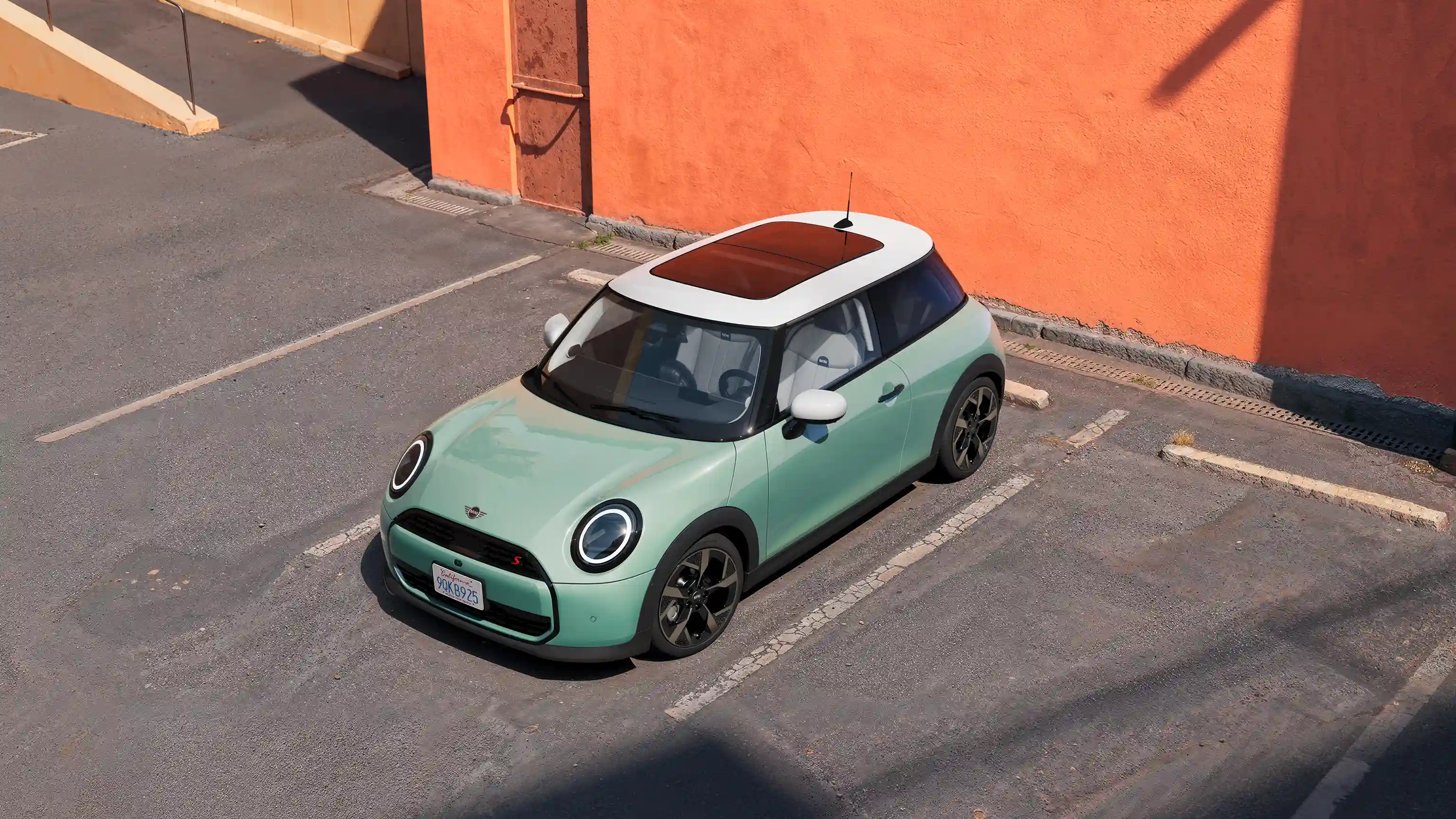 Video som visar interiör och exteriör för en MINI Cooper i detalj. Kameran panorerar över instrumentpanelen och lyfter fram designdetaljer.