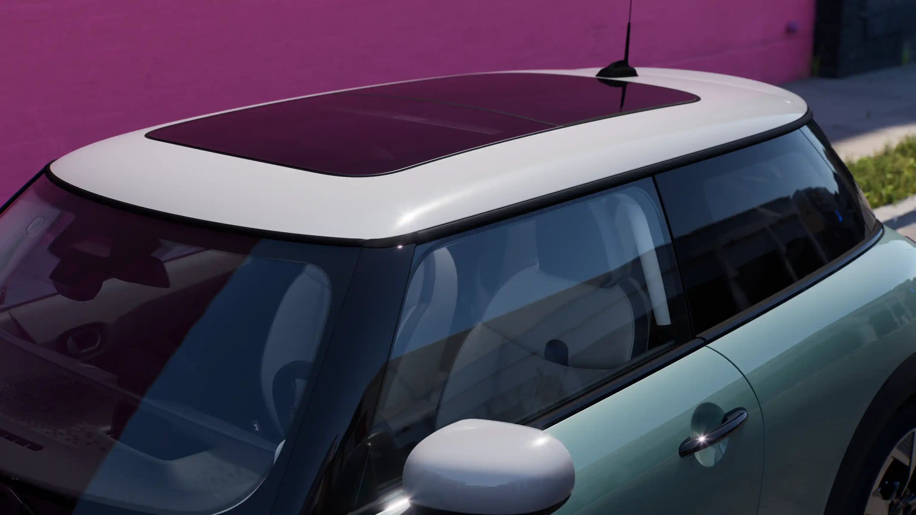 Vy ovanifrån av MINI Cooper i Ocean Wave Green med kontrasterande tak och stort glastak.