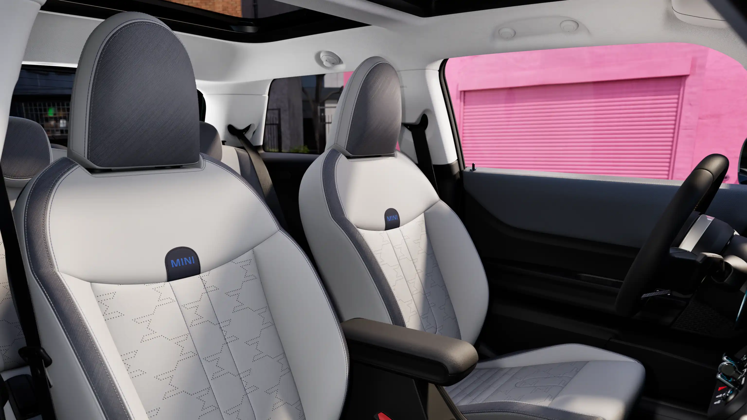 Invändig vy i MINI Cooper som visar instrumentpanel, ratt, rund display, panoramaglastak och ryggstödens baksida.