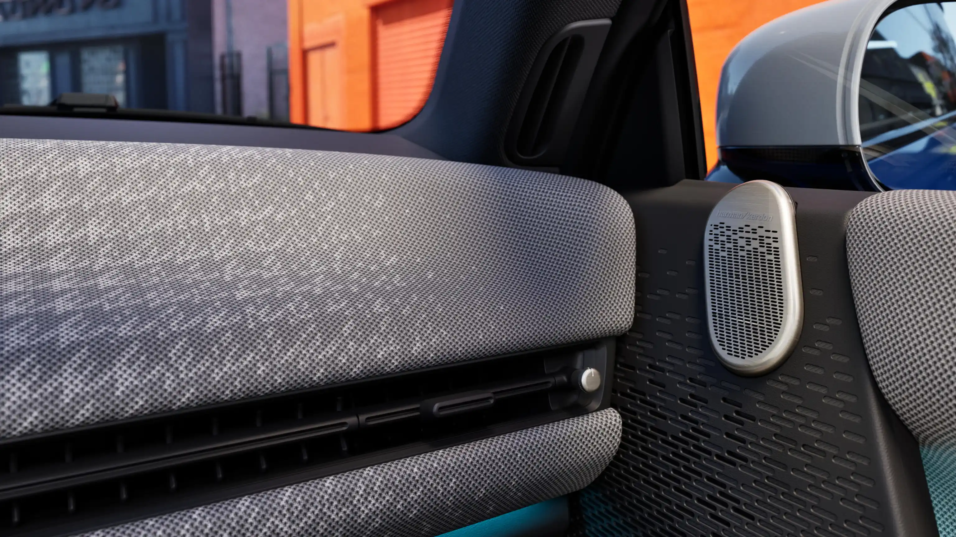 Detaljbild på instrumentpanel i grått i helt elektriska MINI Cooper