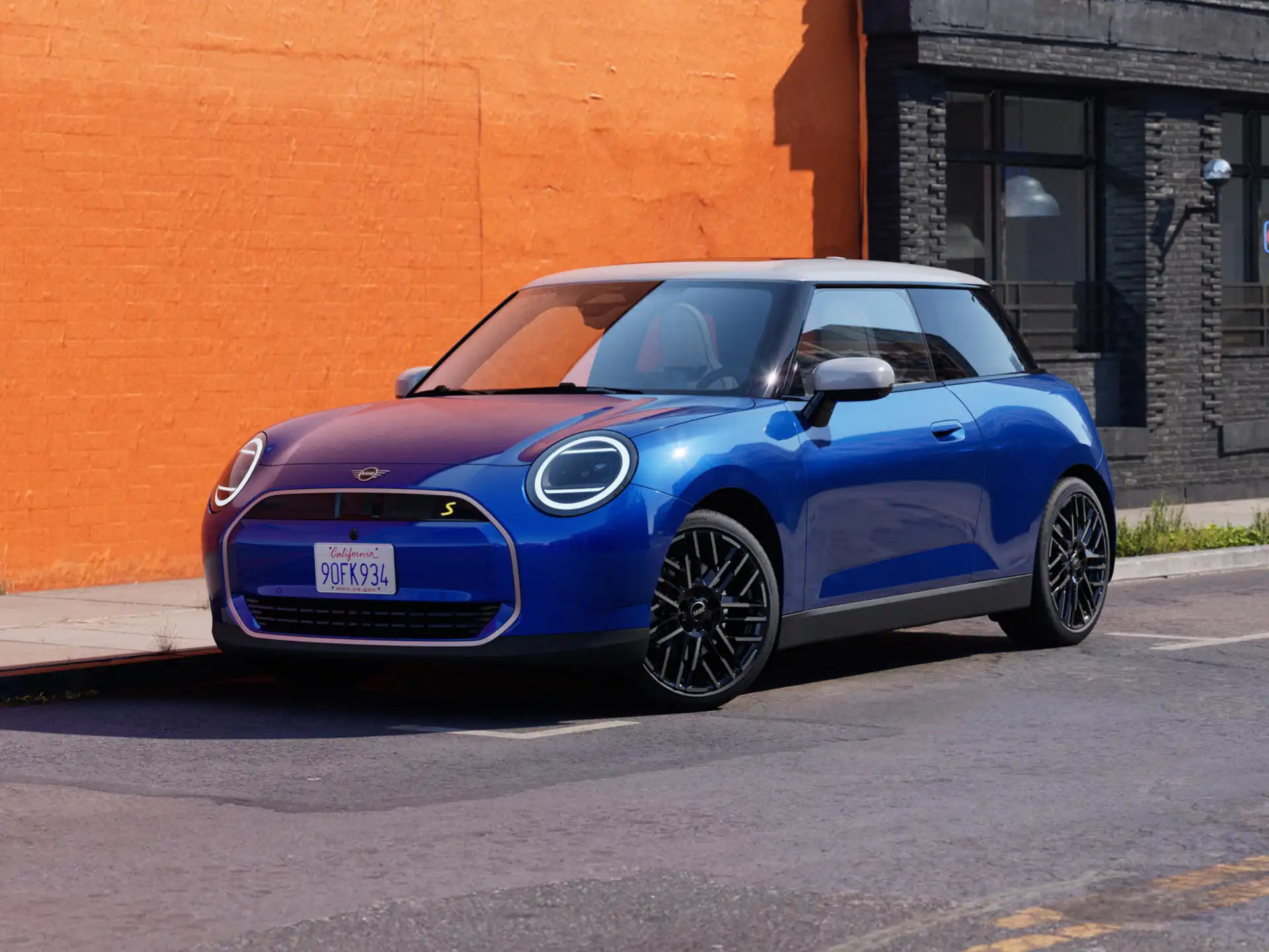 Video som visar in- och utsidan på en helt elektrisk MINI Cooper i detalj. Kameran glider över instrumentpanelen och framhäver designinslag