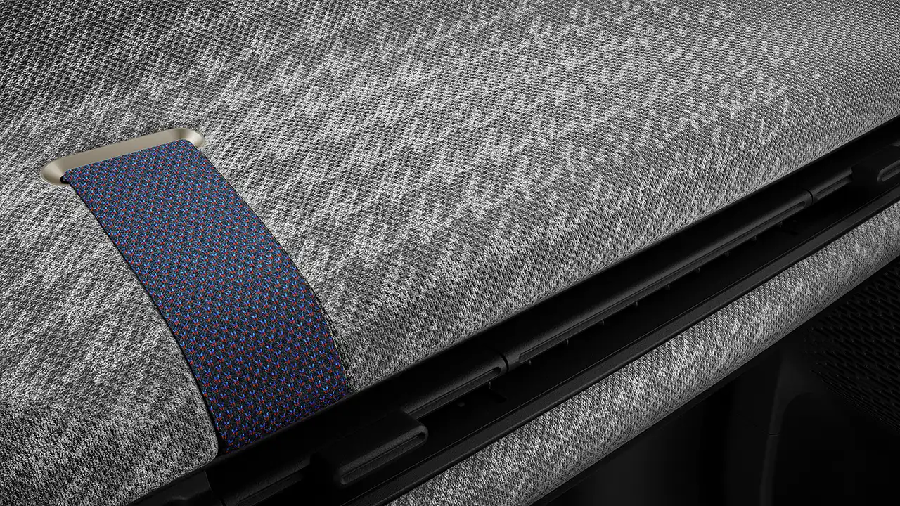 Bild på instrumentpanel i grått och vitt i helt elektriska MINI Cooper