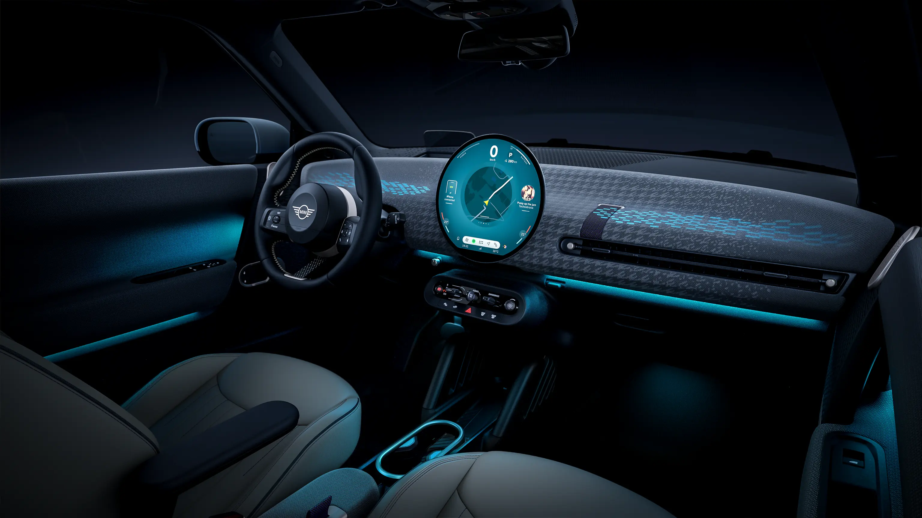 Panoramabild på den upplysta instrumentpanelen i helt elektriska MINI Cooper