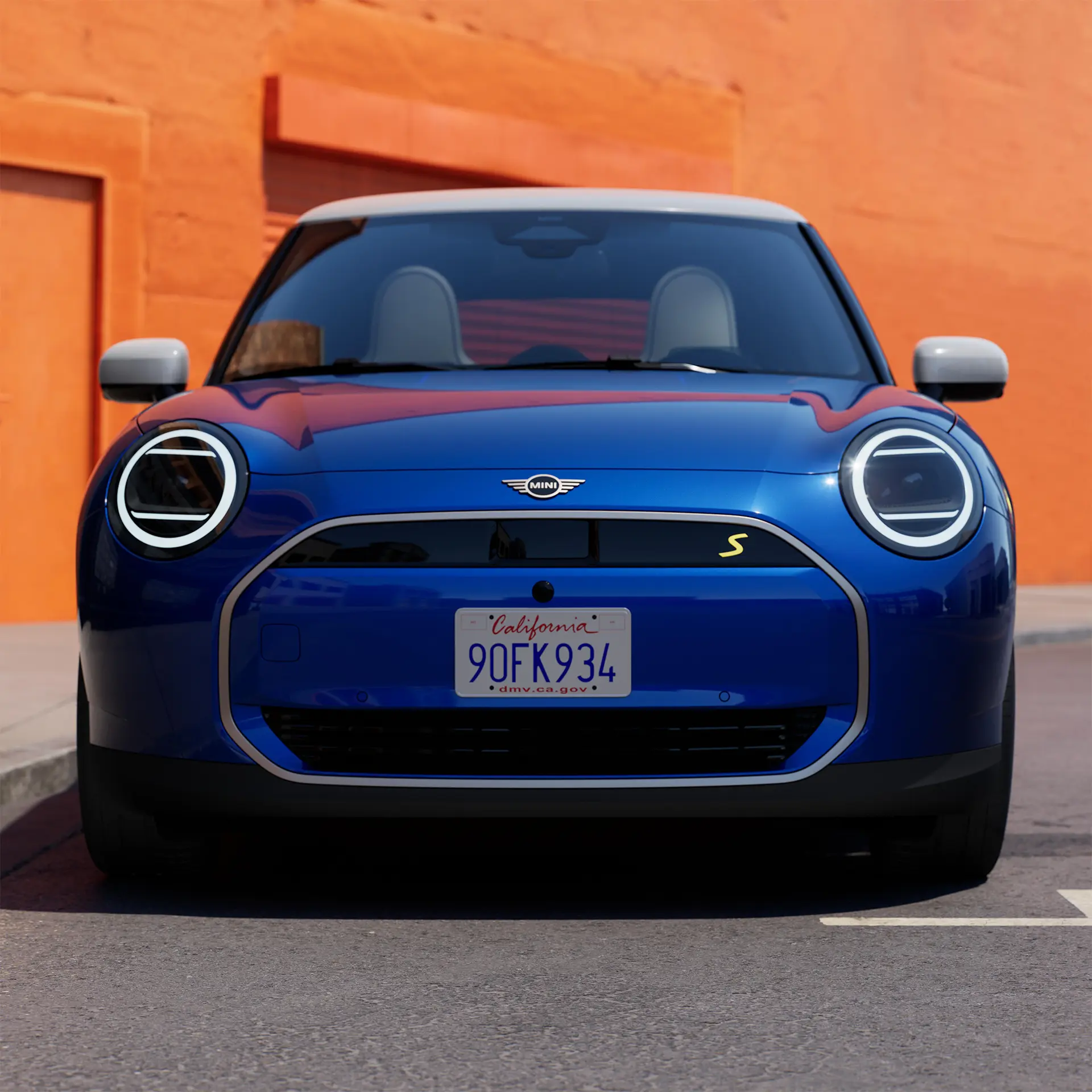 Bild på en parkerad helt elektrisk MINI Cooper i blått