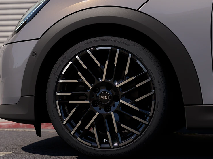 Detaljbild av en I Cooper Cabrio i Copper Grey med Night Flash Spoke 2-färgade fälgar.