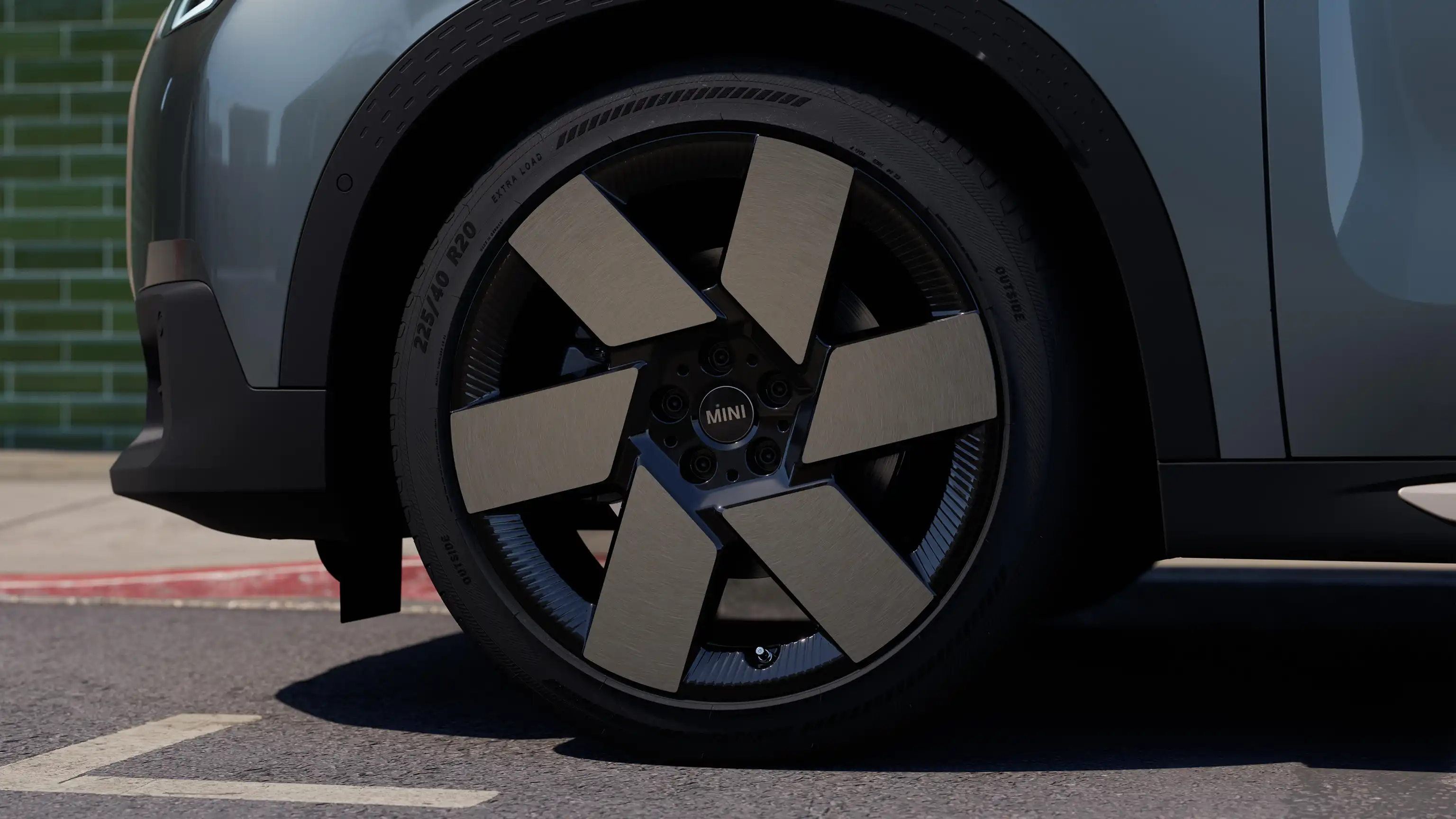 Video som visar en snurrande fälg av typen Windmill Spoke 2-tone på helt elektriska MINI Countryman