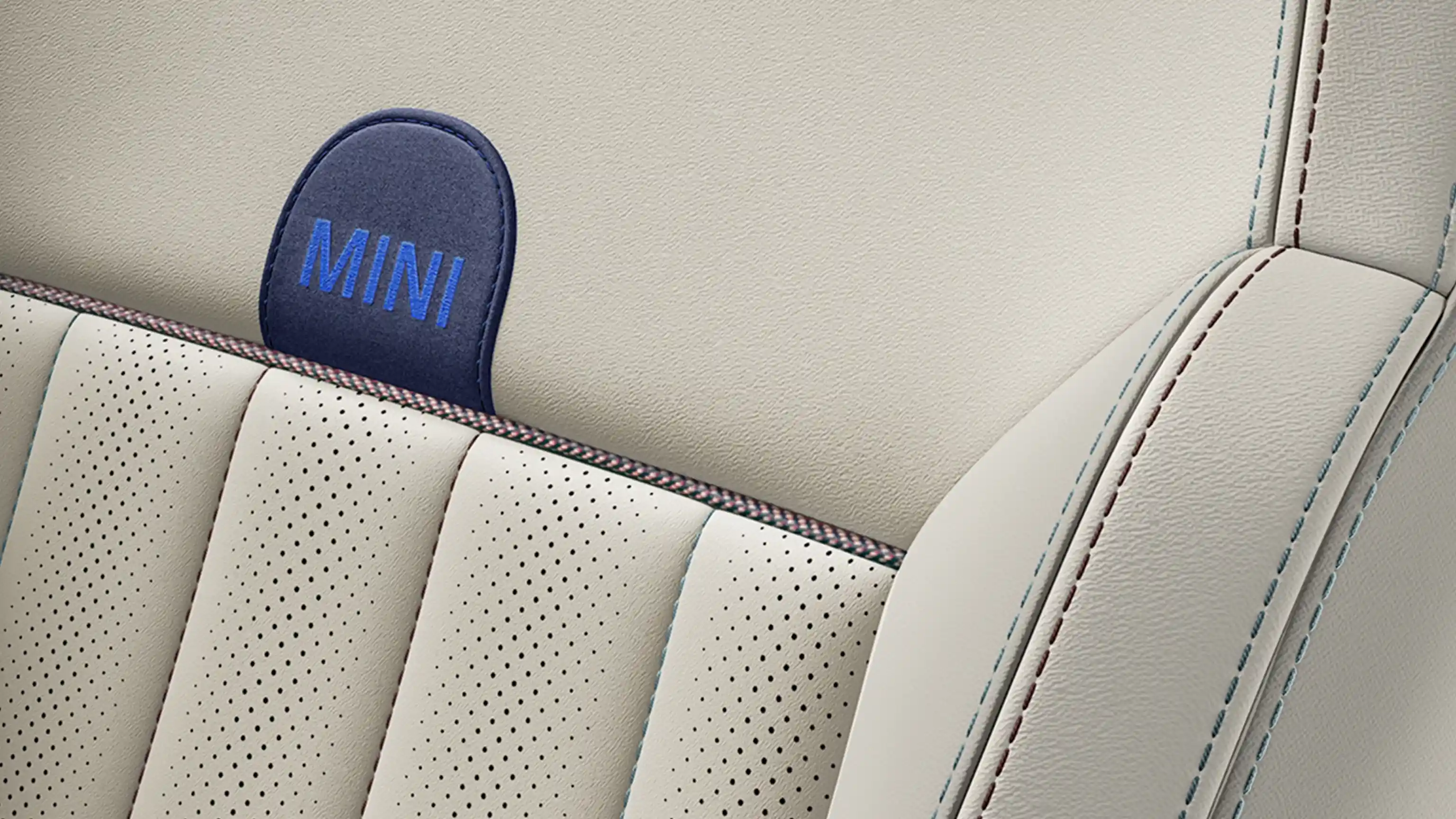 Vy över helt elektriska MINI Countryman med utrustningsnivå Favoured-säten i beige Vescin