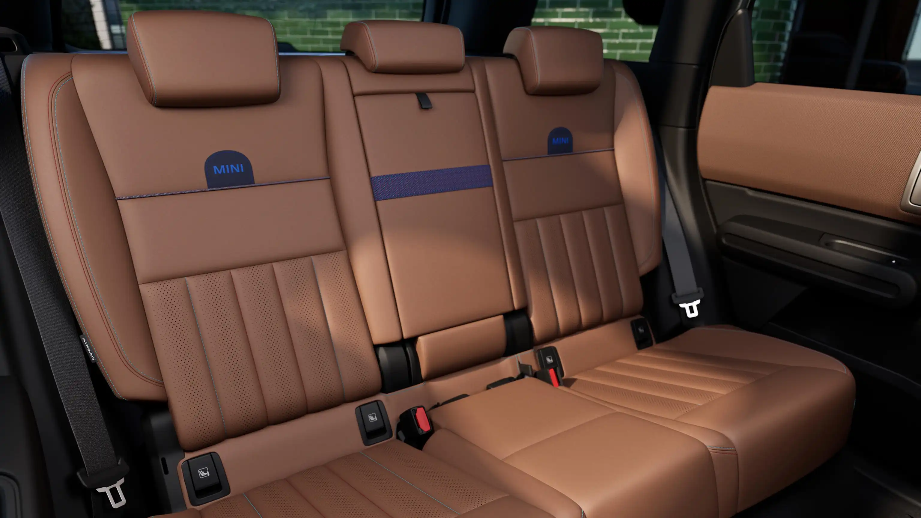 Panoramavy över helt elektriska MINI Countryman med utrustningsnivå Favoured-säten i Vintage Brown Vescin, sedd från framsätet till baksätet