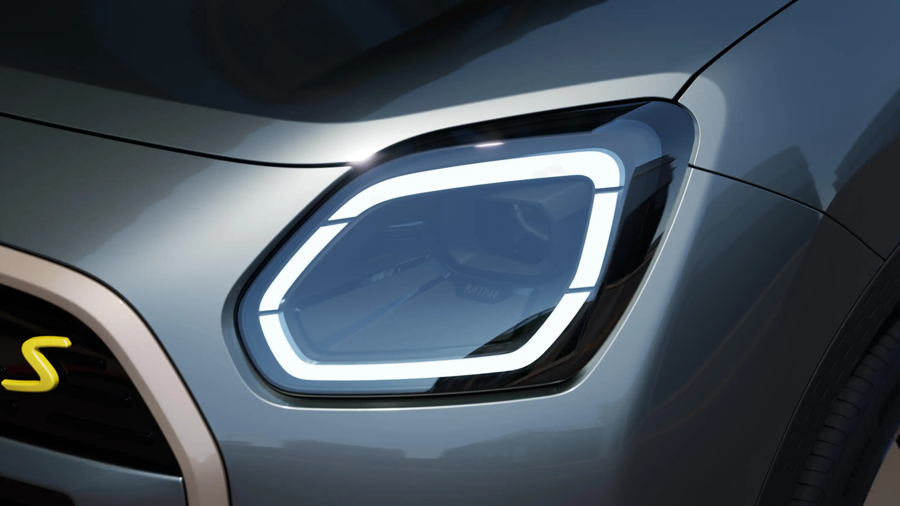 Detaljvy som visar en strålkastare på helt elektriska MINI Countryman med vitt ljus