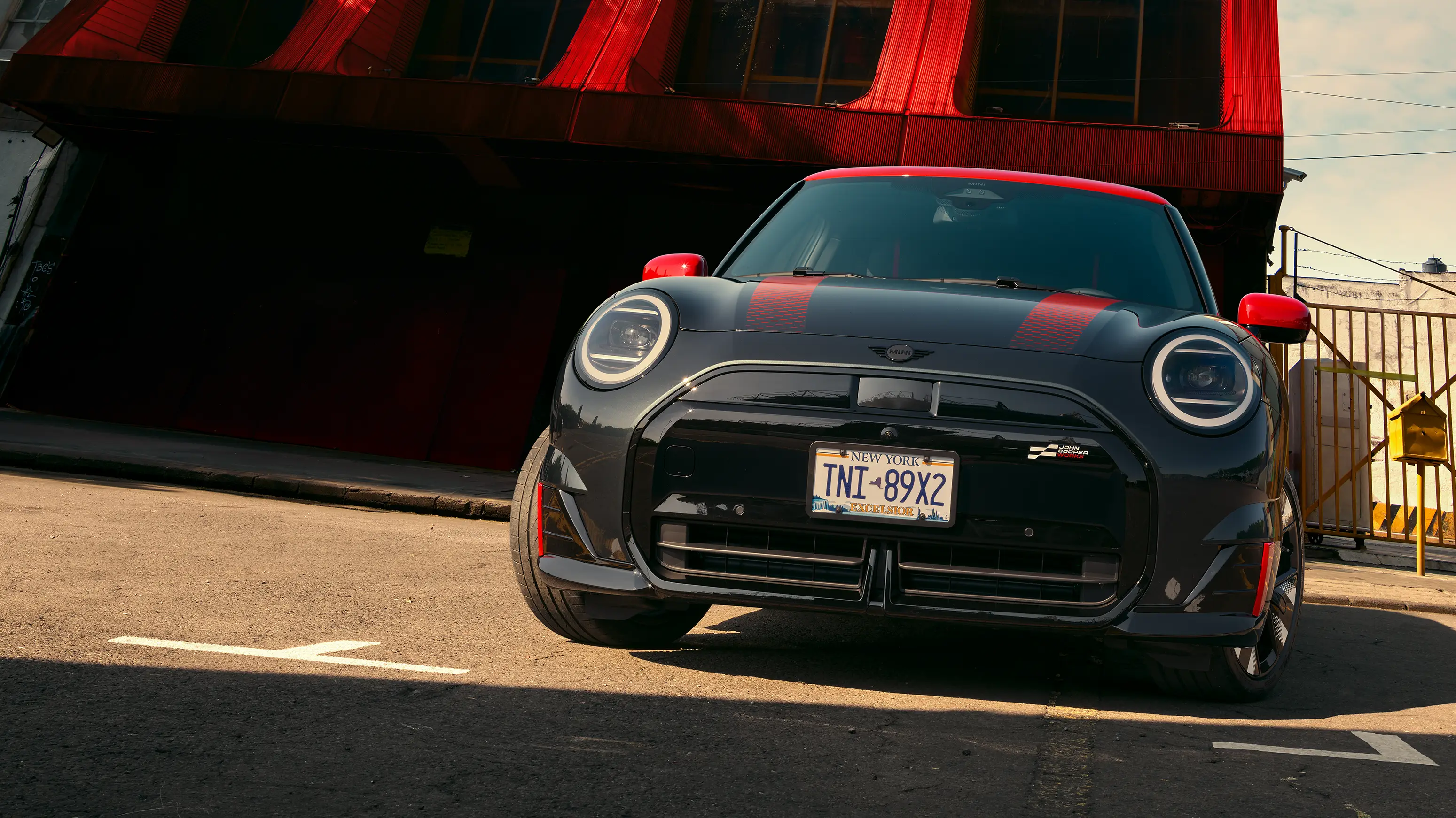 MINI John Cooper Works – J01 JCW sedd från sidan