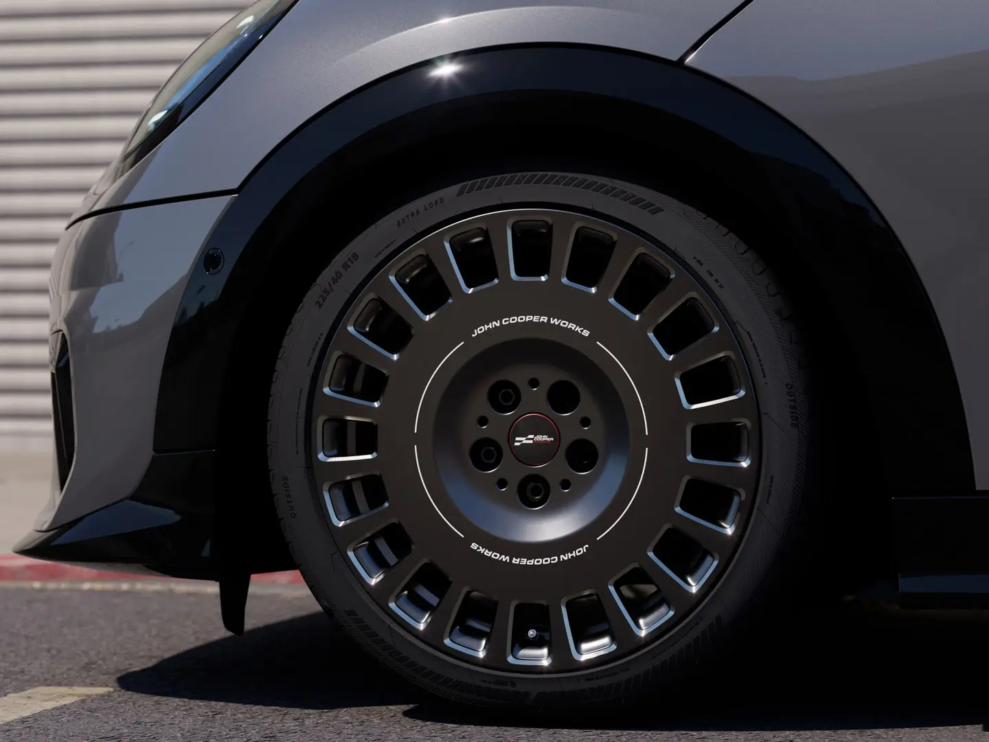 Närbild av diamantslipade detaljer på Frozen Midnight Grey MINI JCW 18" Rallye Spoke 964-hjul. 