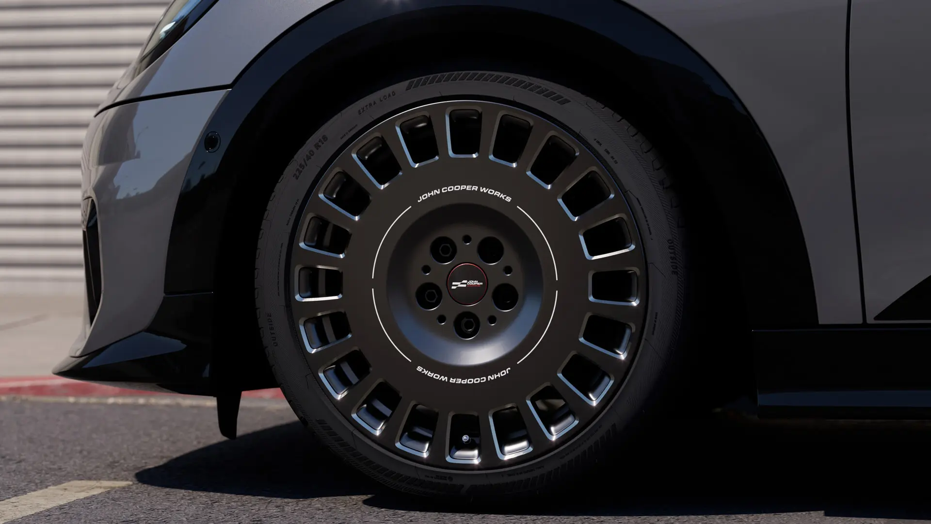 Närbild av diamantslipade detaljer på Frozen Midnight Grey MINI JCW 18" Rallye Spoke 964-hjul. 