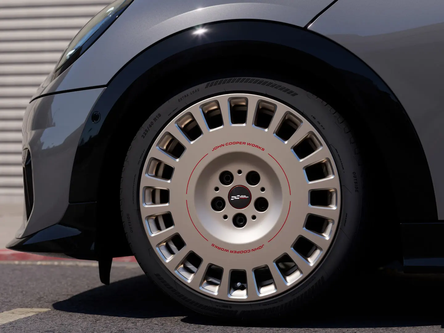 MINI JCW 18" Rallye Spoke 964 lättmetallfälgar i Vibrant Silver och diamantslipad finish med godkända stjärnmärkta däck. 