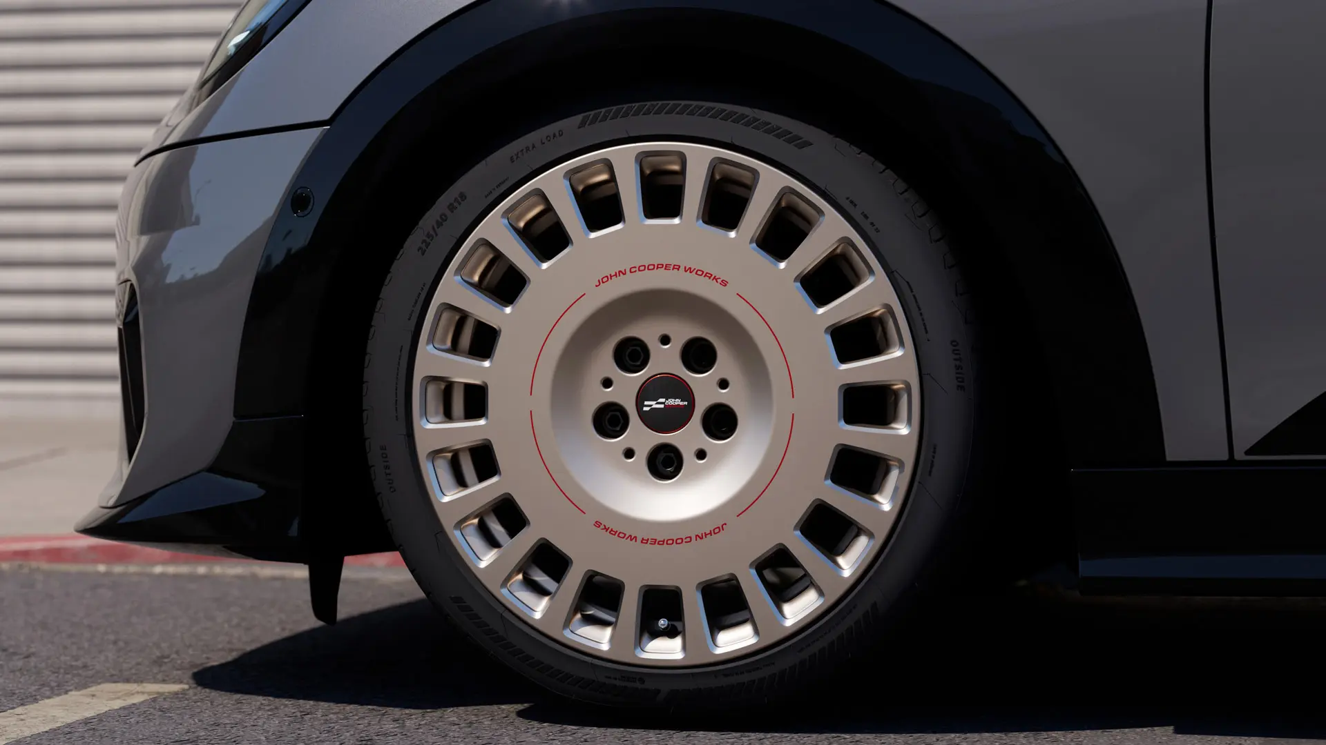 MINI JCW 18" Rallye Spoke 964 lättmetallfälgar i Vibrant Silver och diamantslipad finish med godkända stjärnmärkta däck. 