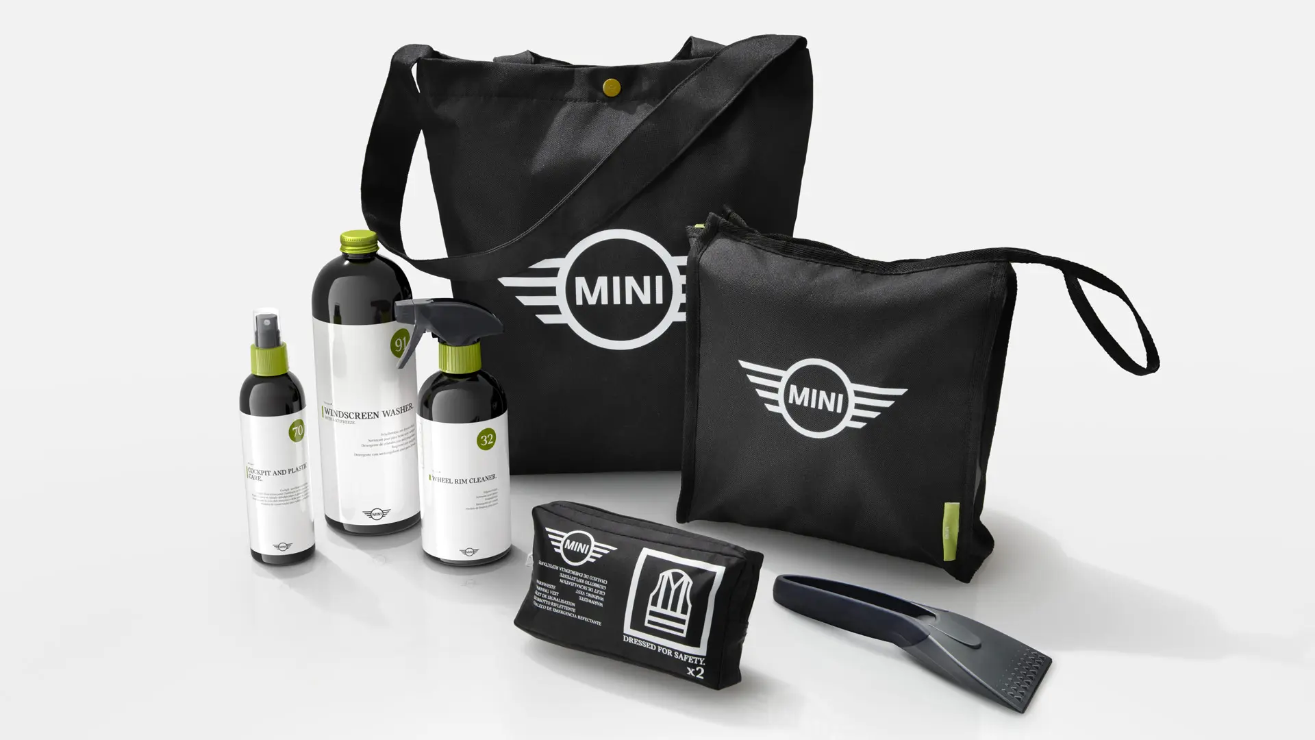 Ett urval av MINI Car Care Set rengöringsprodukter i svarta MINI-märkta påsar.