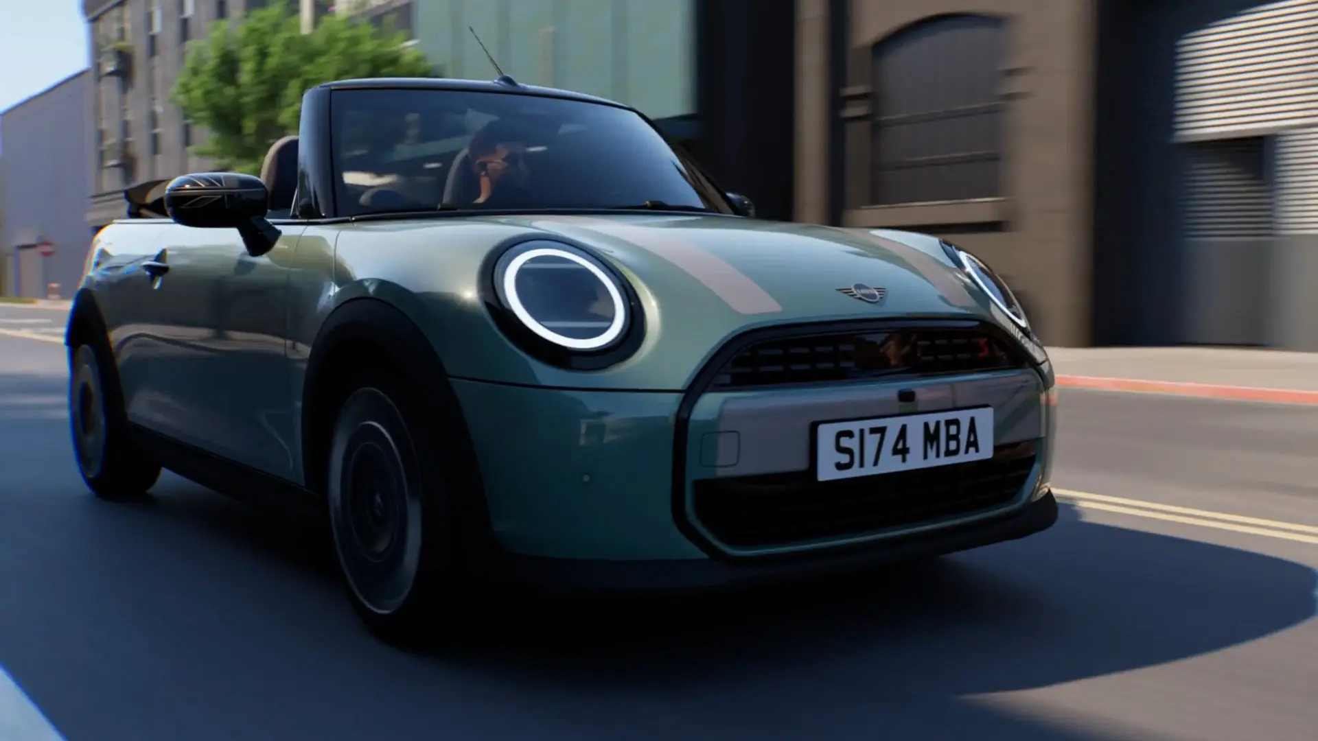 MINI Cabriolet i Ocean Wave Green med MINI Heritage vita dekaler och Union Jack spegellock för körning i staden.