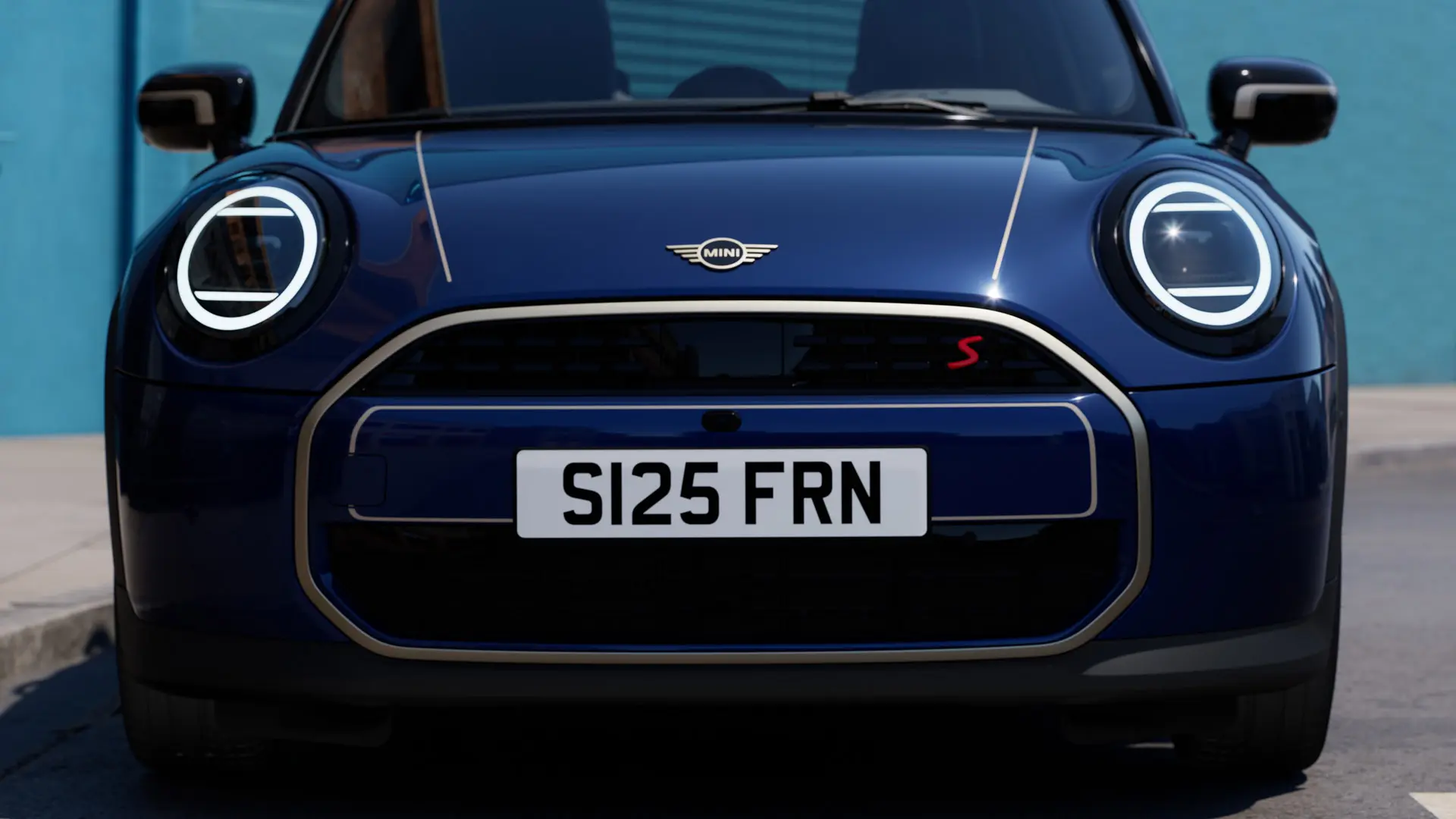Frontvy av MINI Cabriolet i Blue med MINI Favoured motorhuvsdekaler i Silver.