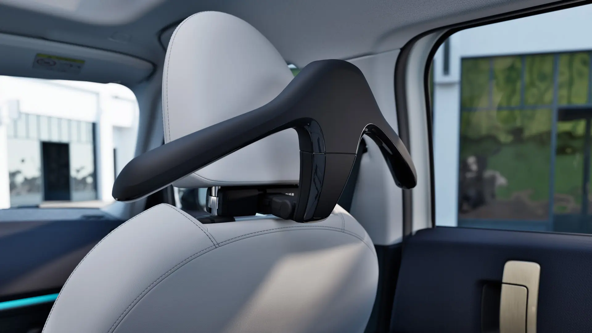 MINI Travel & Comfort System klädgalge monterad på baksidan av ett nackstöd. 