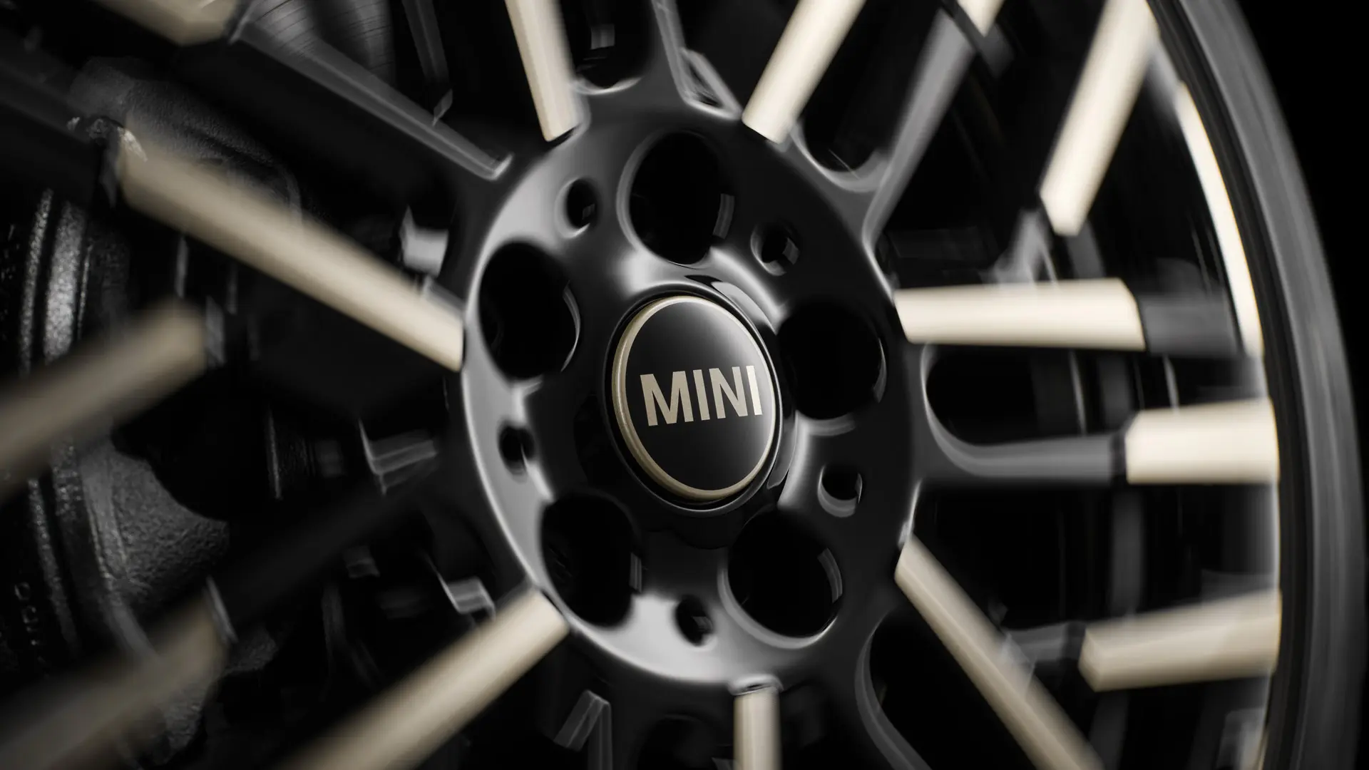 MINI flytande navkapsel med MINI-logotypen som förblir upprätt medan hjulet är i rörelse.