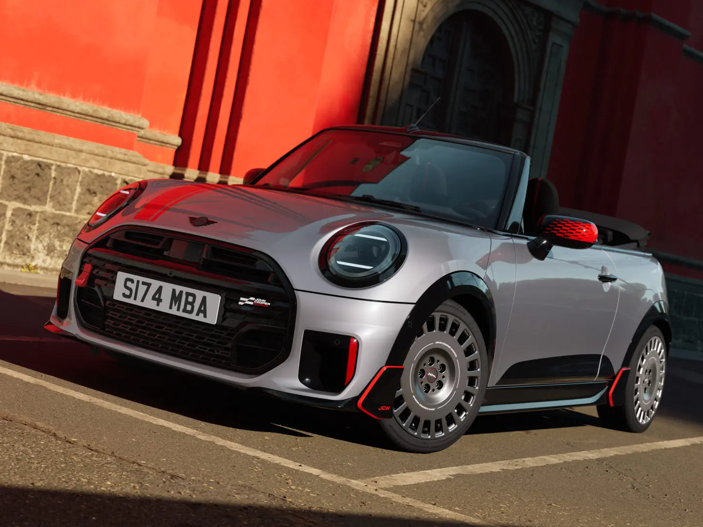 MINI Cabriolet i Silver med sportiga JCW stylingprodukter inklusive MINI JCW spegelkåpor, sportränder och spoiler.