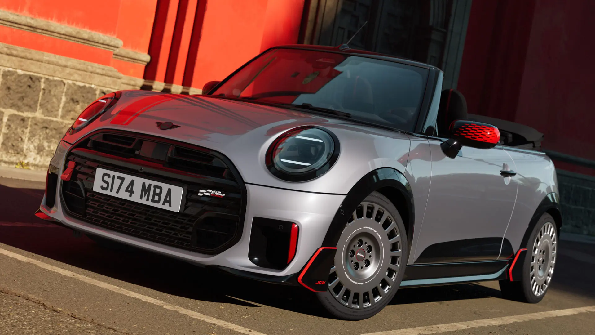 MINI Cabriolet i Silver med sportiga JCW stylingprodukter inklusive MINI JCW spegelkåpor, sportränder och spoiler.
