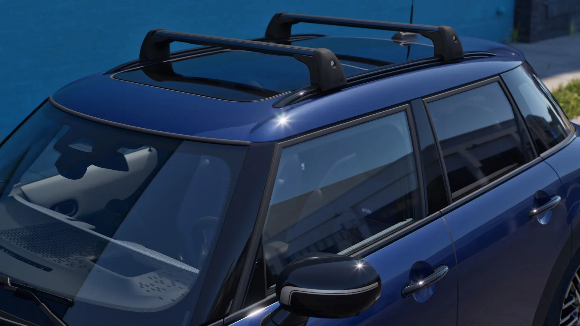 Framsida, närbild av sidan på en MINI Aceman i Indigo Sunset Blue utrustad med MINI lasthållarsystem. 