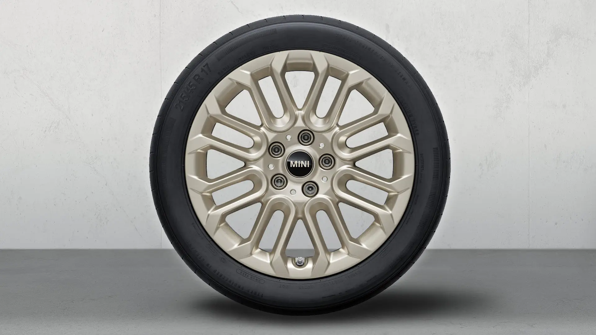 Närbild på MINI U-Spoke 956, 17" lättmetallfälg i blank, Vibrant Silver-finish.