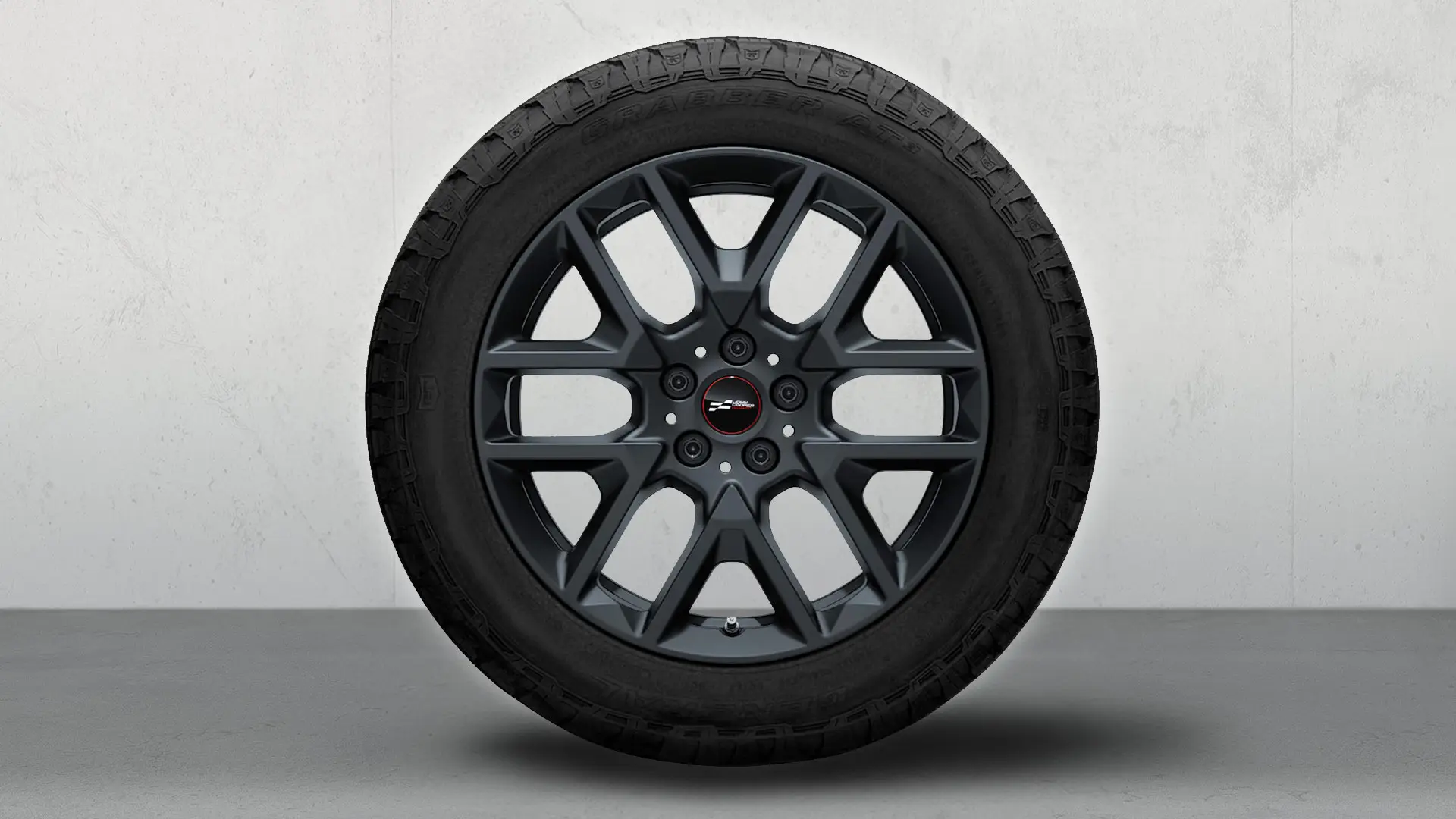 Närbild på 18" JCW Y-Spoke modell 945 lättmetallfälg i Frozen Midnight Grey-finish.