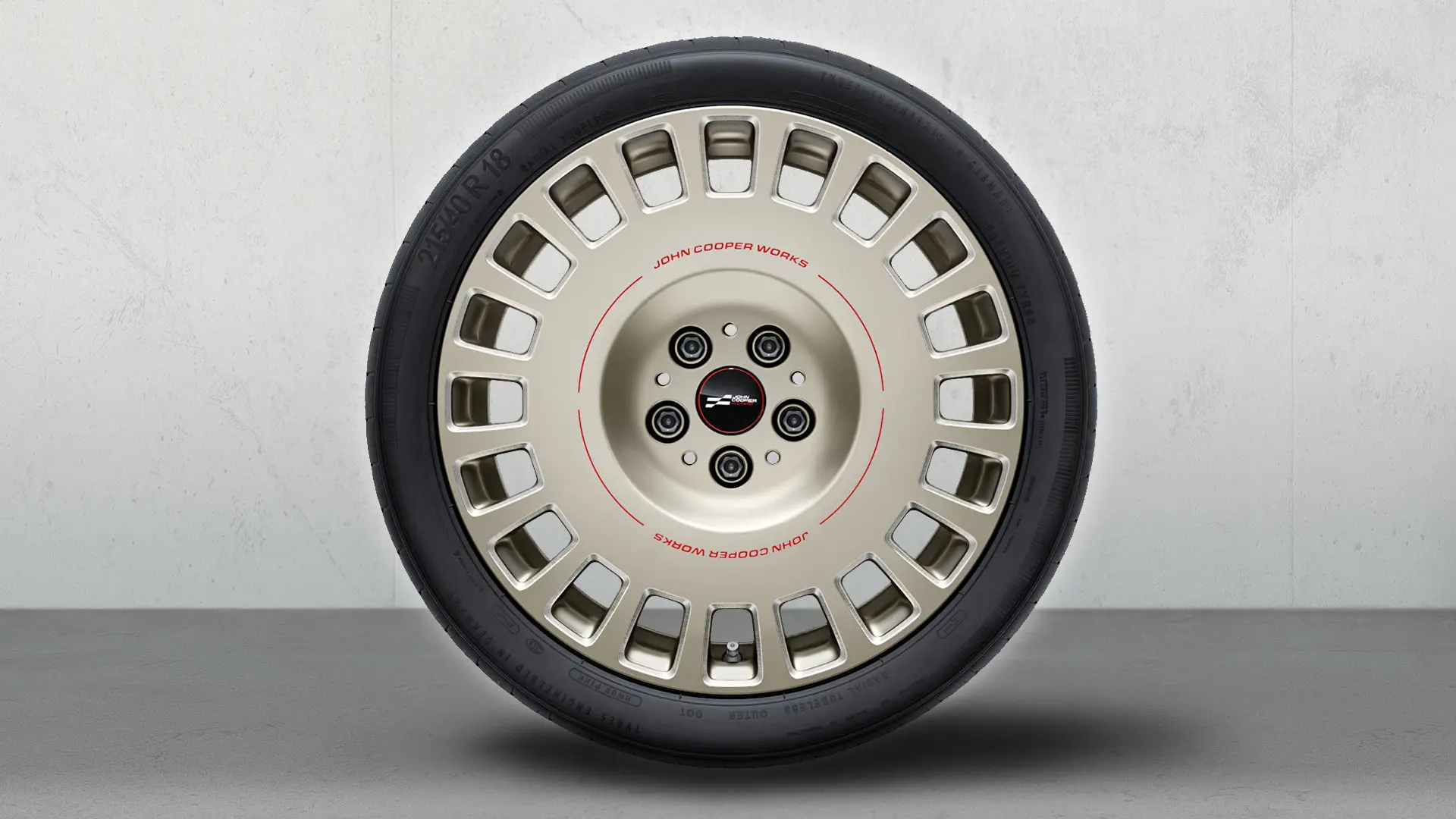 MINI JCW 18" Rallye Spoke 964 lättmetallfälgar i Vibrant Silver och diamantslipad finish.