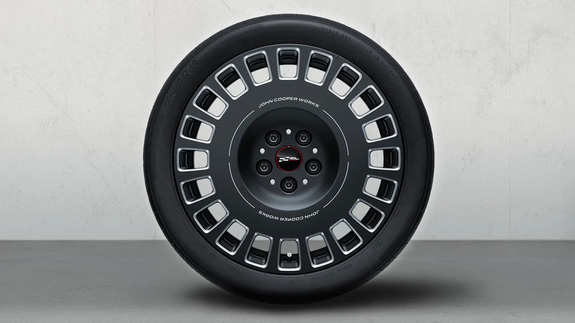 18” JCW Rallye Spoke 992 fälg, med JCW logotypen och tvåfärgad design i Frozen Midnight Grey och blankslipad finish.