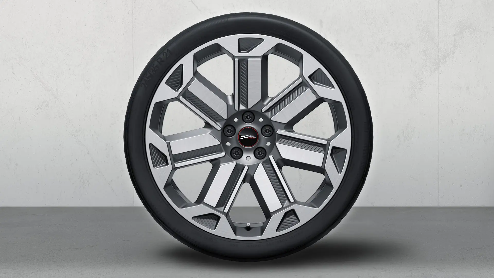 Närbild på 21" JCW lättmetallfälgar Rallye Spoke modell 950 kompletta sommarhjul i Frozen Gunmetal Grey och glanssvarvade.