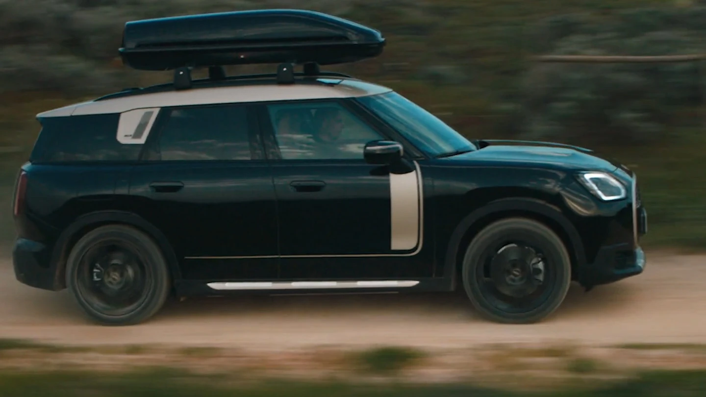 MINI Countryman i Midnight Black metallic med 19" John Cooper Works Runway ekerhjul i svart för offroadkörning. 