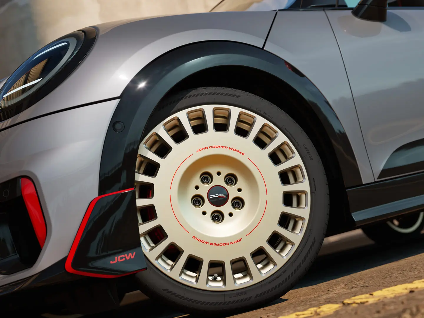 Närbild på detaljerna på ett 18" JCW Rallye Spoke-hjul 964 i tvåfärgad Vibrant Silver, diamantslipade och främre vinglet.