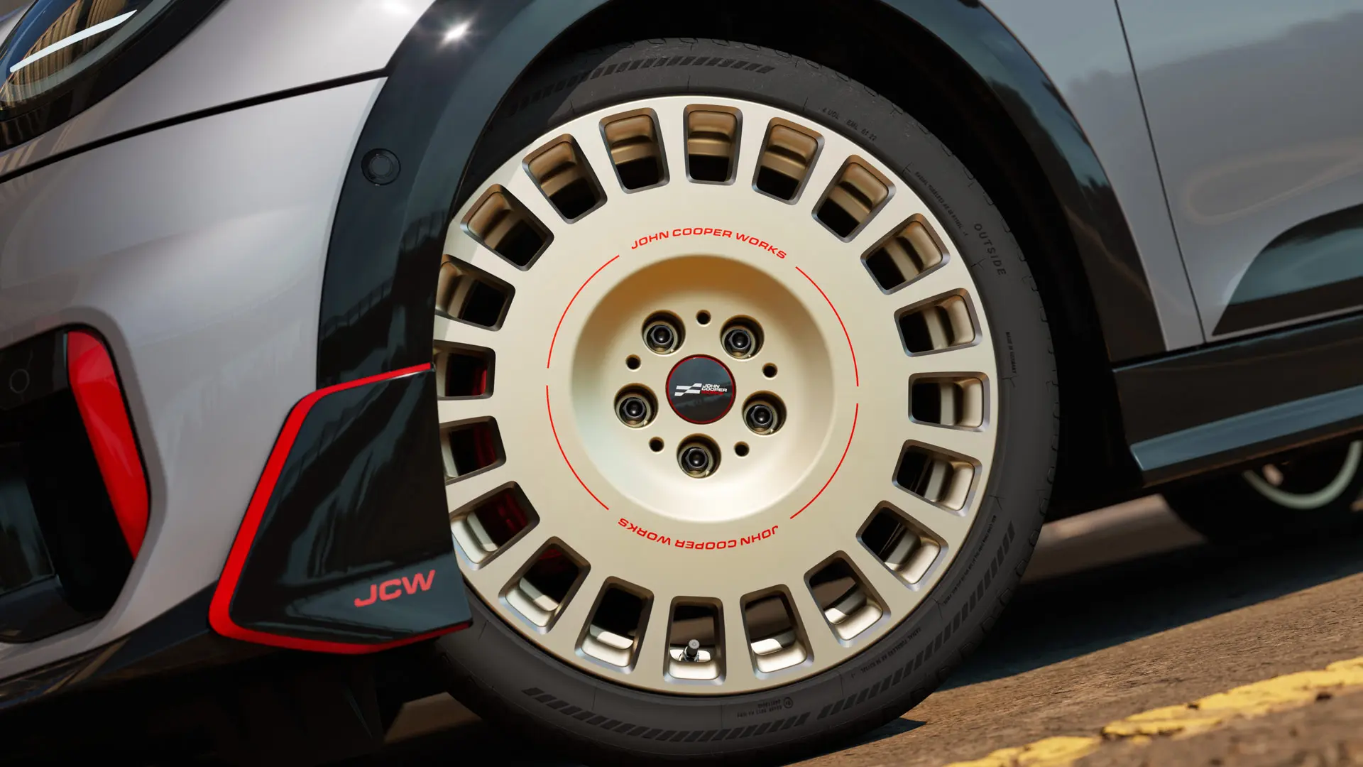 Närbild på detaljerna på ett 18" JCW Rallye Spoke-hjul 964 i tvåfärgad Vibrant Silver, diamantslipade och främre vinglet.
