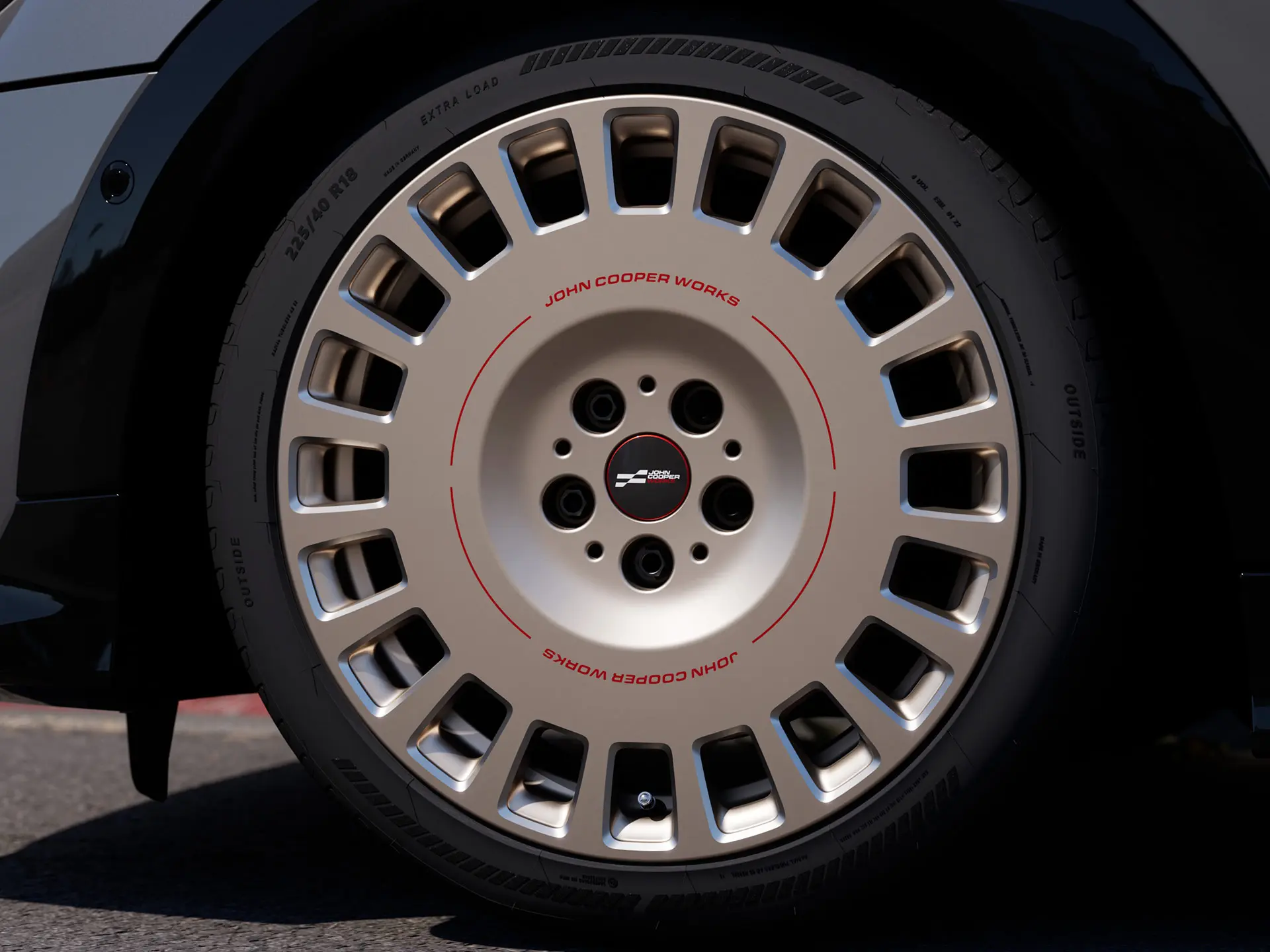 MINI JCW 18" Rallye Spoke 964 lättmetallfälg i Vibrant Silver med en mer solid design med slutna ekrar. 