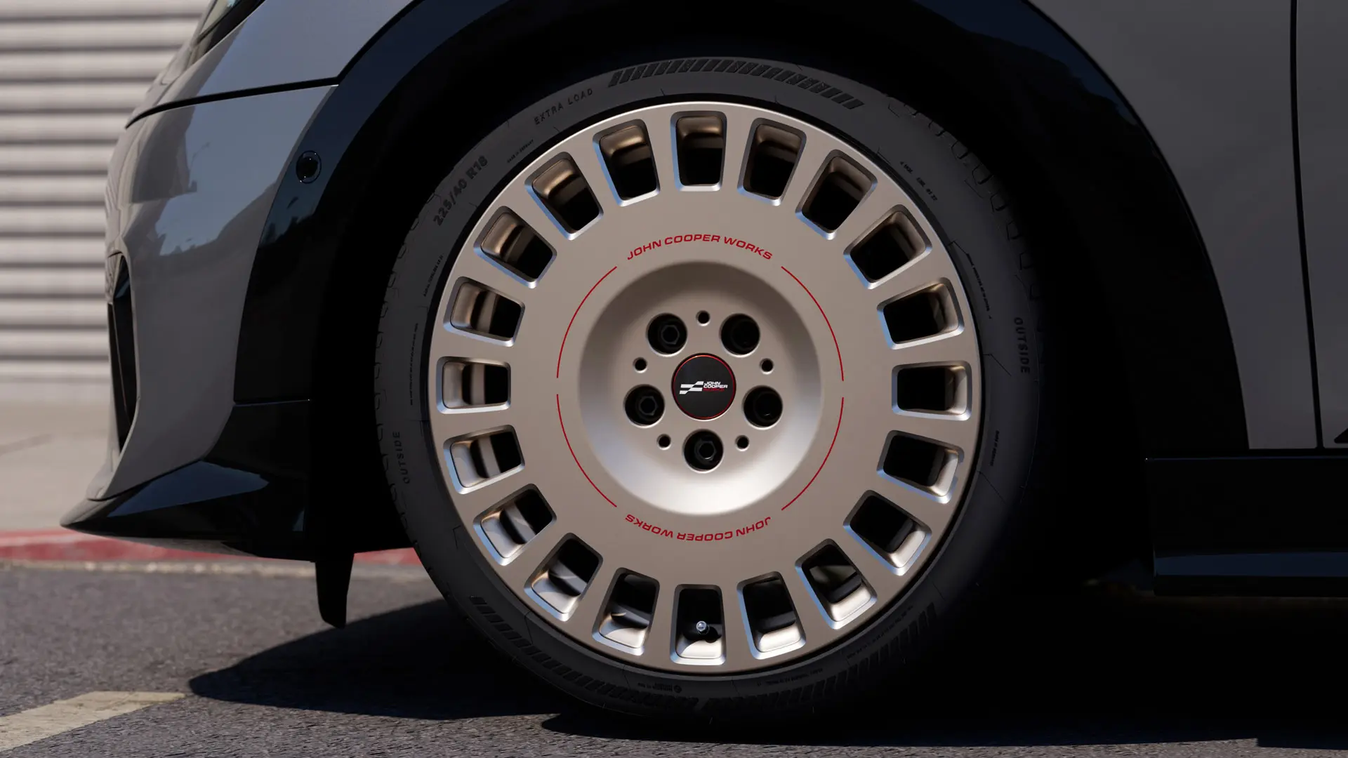 MINI JCW 18" Rallye Spoke 964 lättmetallfälg i Vibrant Silver med en mer solid design med slutna ekrar. 