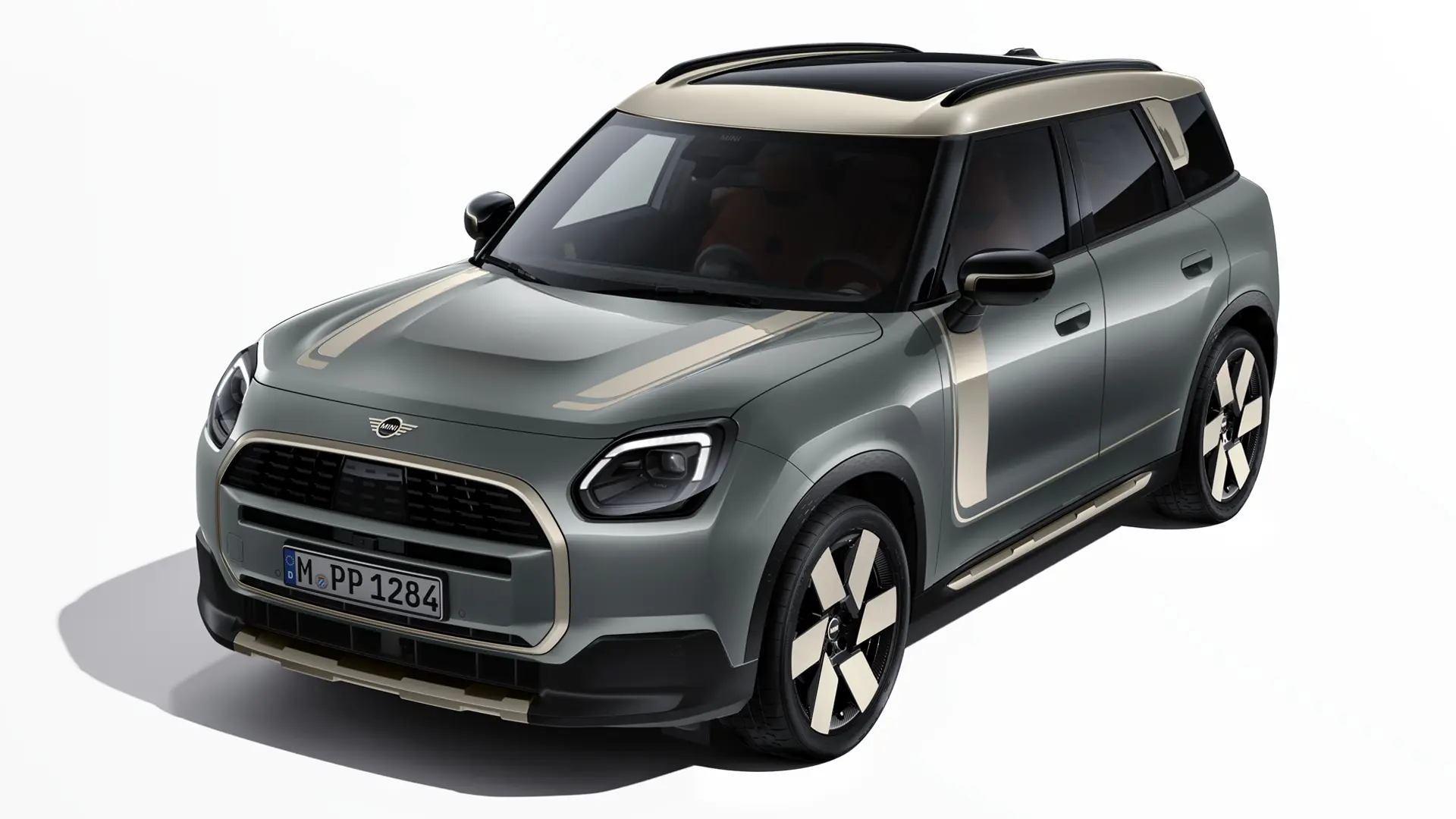 MINI Countryman Electric i Smokey Green med MINI Favoured-dekaler i Vibrant Silver, trekvartsvy.