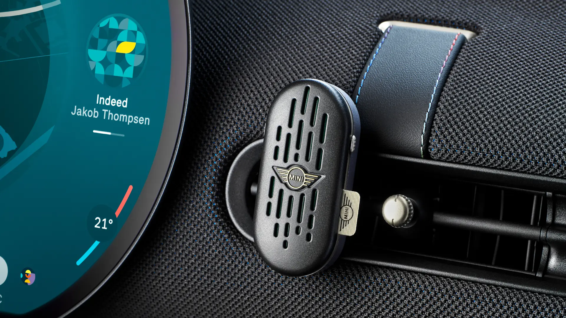 MINI Aceman kupé med rund OLED-pekskärm för infotainment och MINI Natural Air luftfräschare på instrumentbrädan