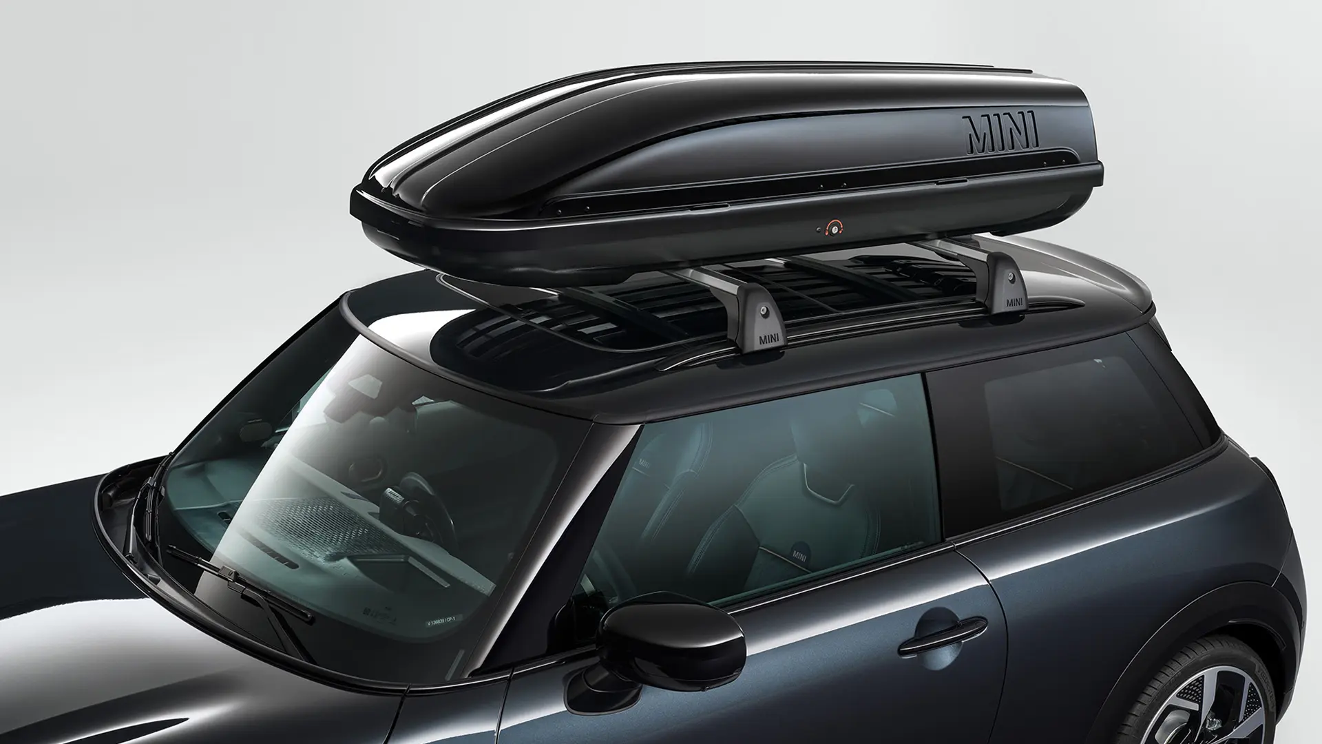 MINI Cooper 3-dörrars. i svart med svart MINI takbox 320.