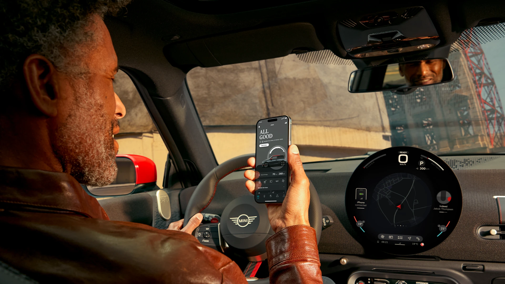 MINI förare använder MINI App i sin telefon för navigationstjänster.