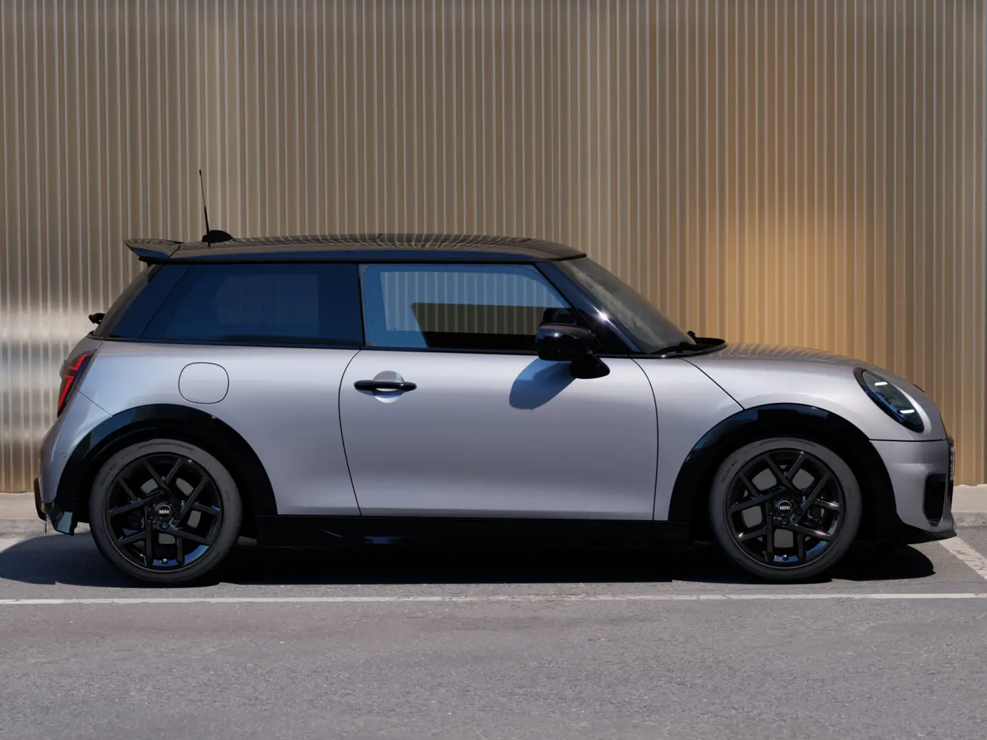 MINI Cooper 3-dörrars i Melting Silver – sidovy.