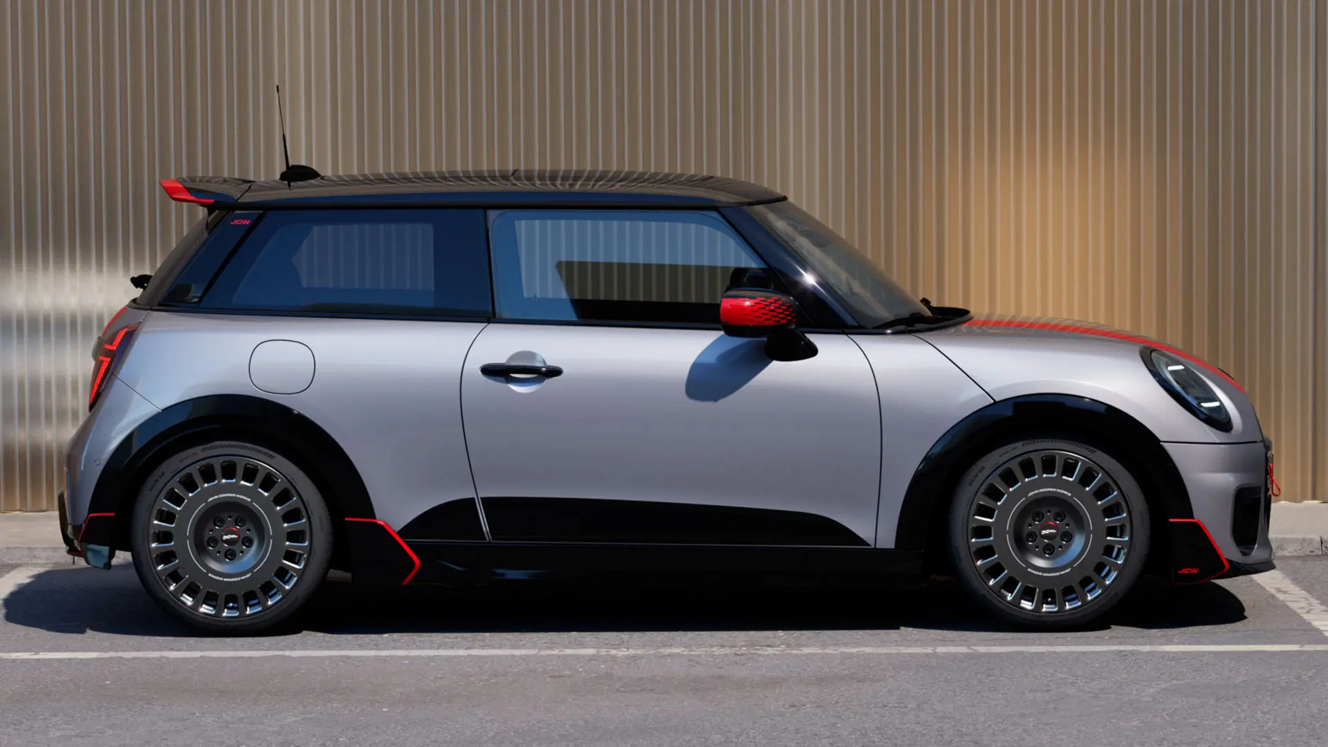 MINI Cooper 3-dörrars i Melting Silver med John Cooper Works takspoiler för bättre aerodynamiska egenskaper – sidovy.