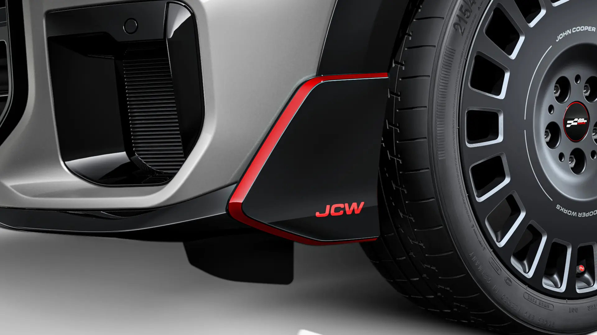 MINI John Cooper Works vinglet fram i svart högglans med röda JCW-bokstäver och accentstripes.